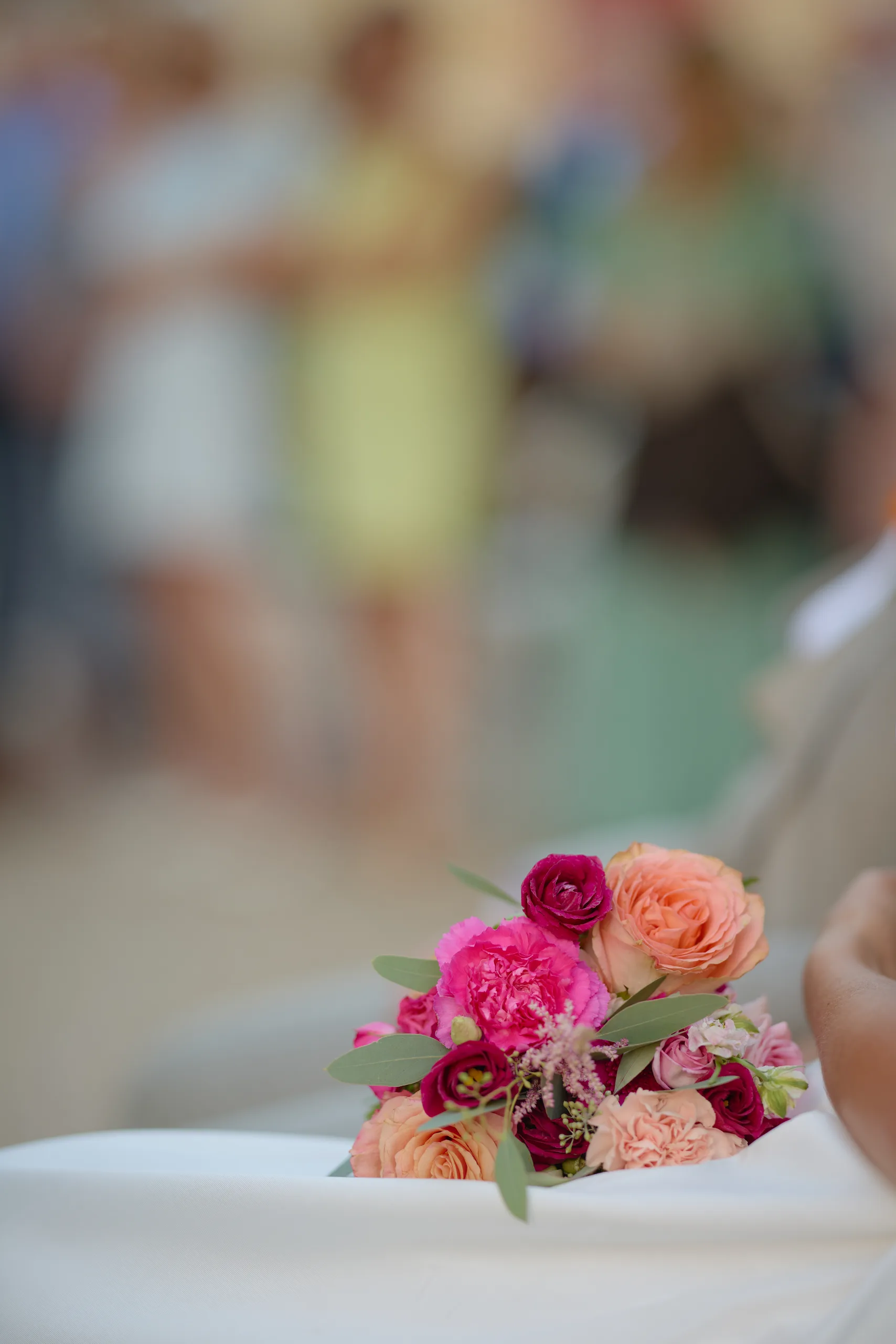 Bouquet posé près d’un verre pendant le cocktail