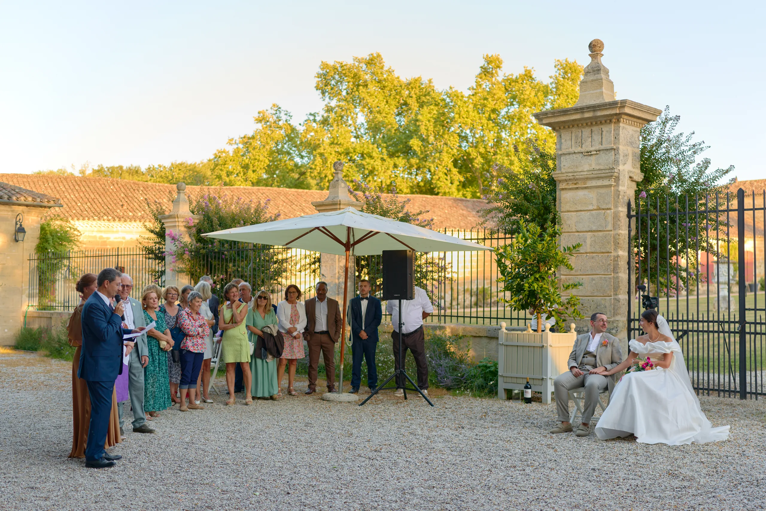 Les invités réunis près du portail du domaine