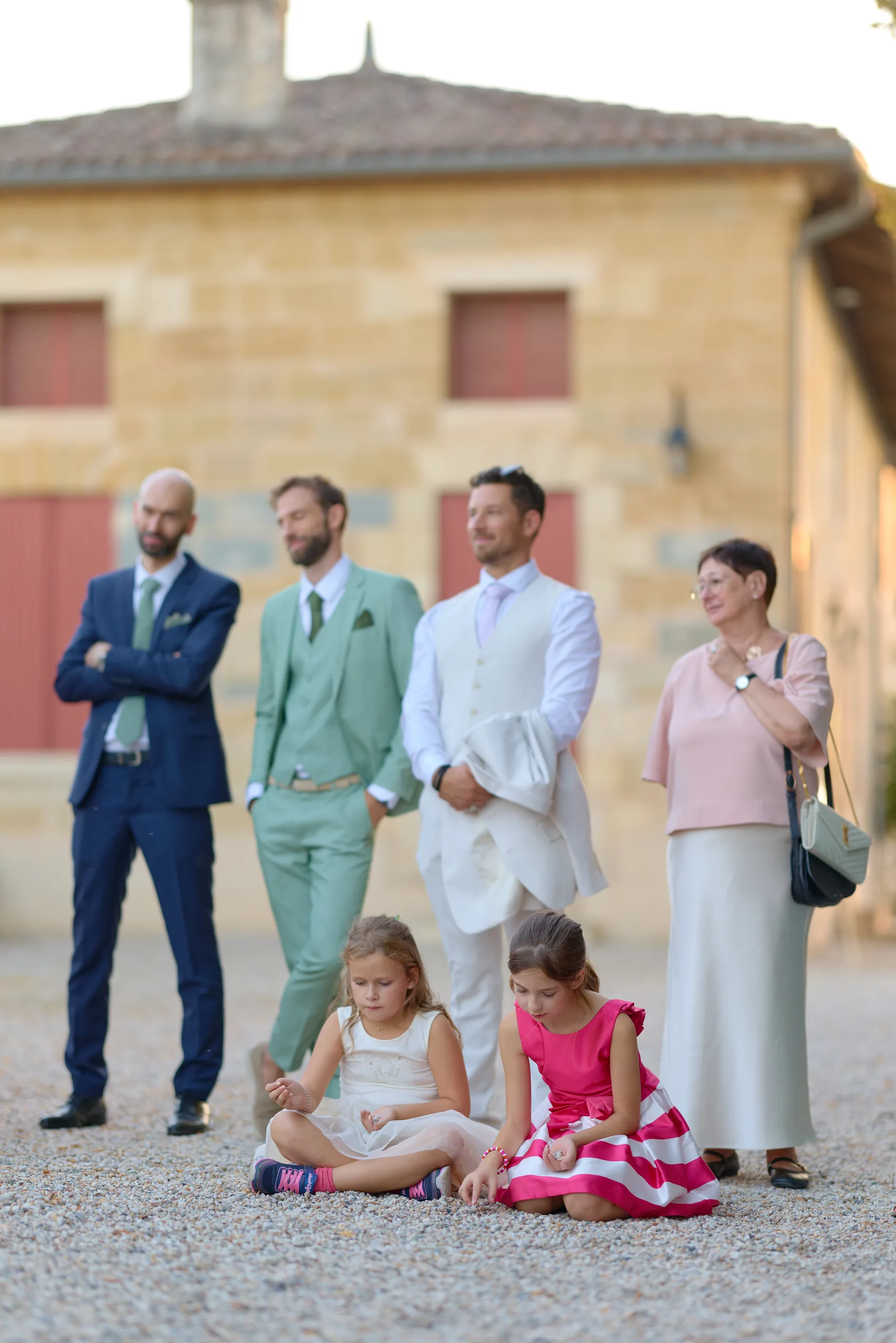Portrait de groupe devant les bâtiments du domaine