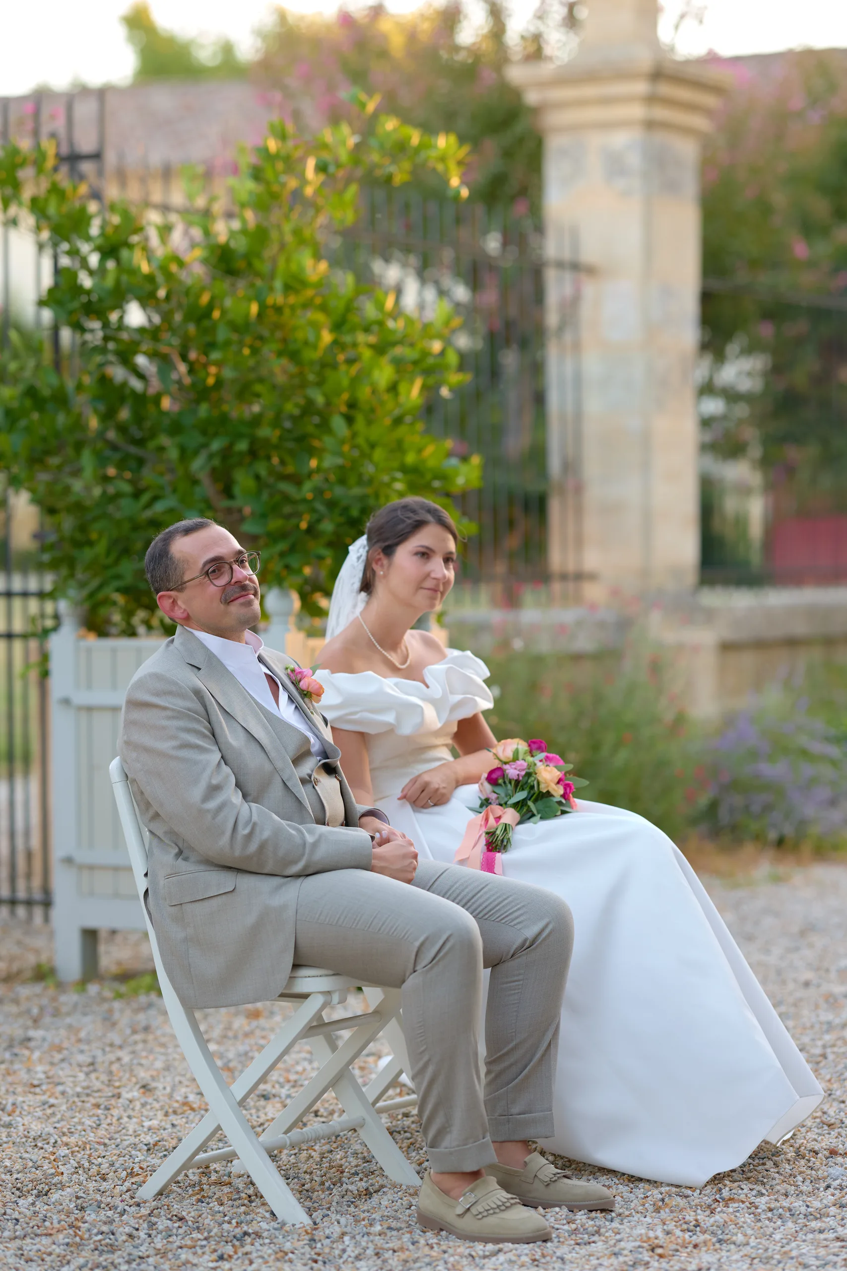 Mathilde et Dimitri assis pendant les discours