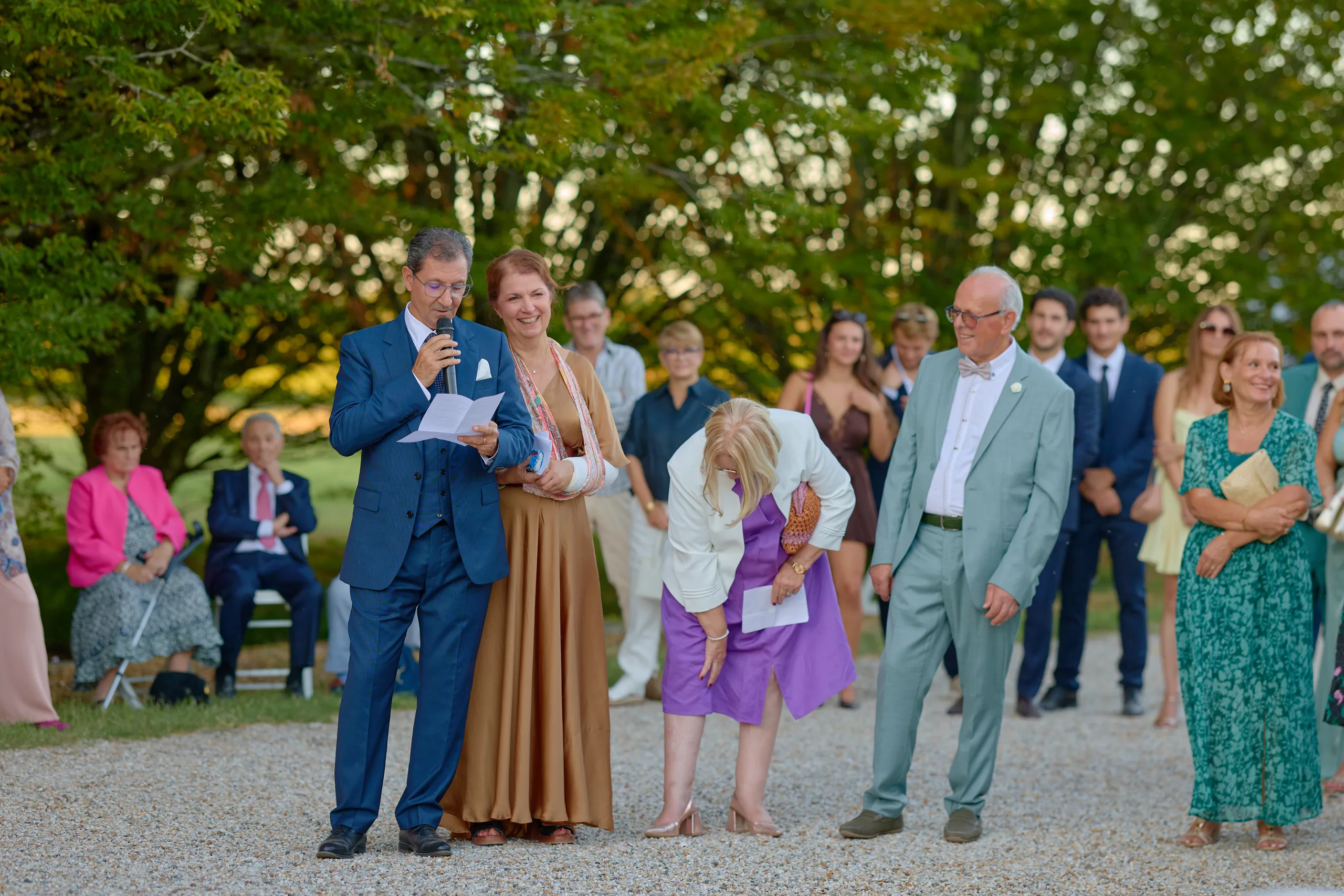 Les invités réunis sous les arbres