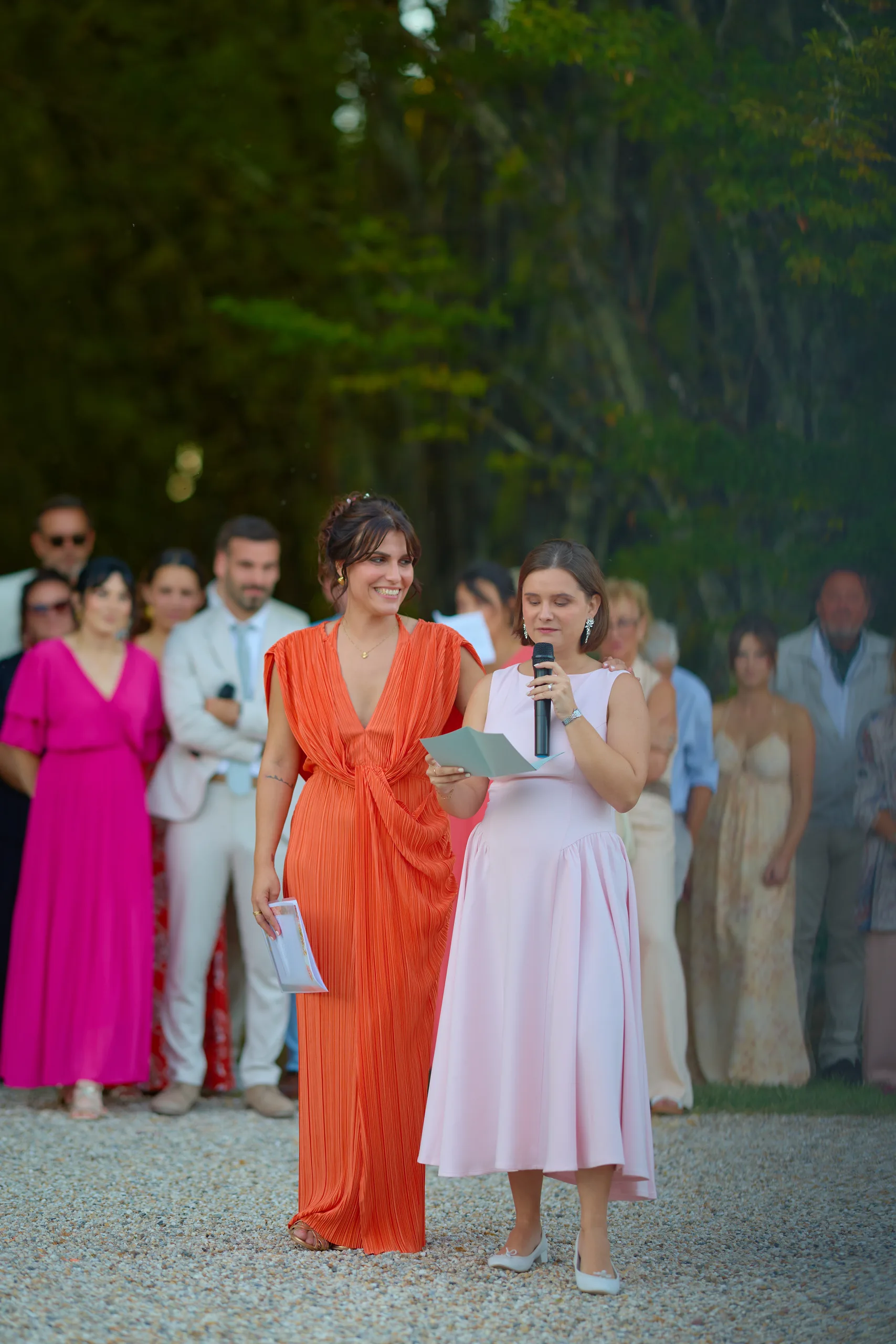 Mathilde entourée des invitées dans le parc