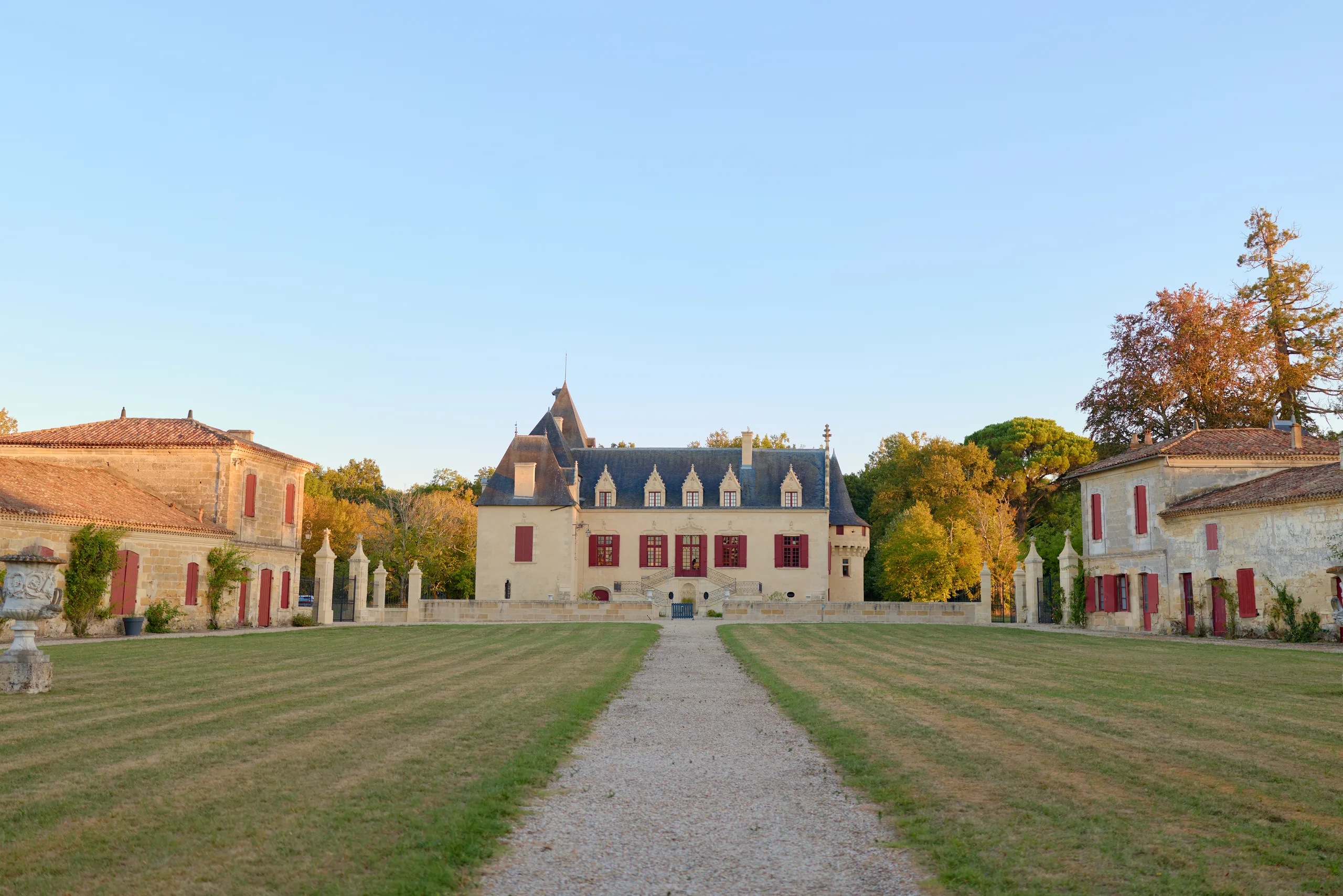 Vue du Château Olivier depuis l’allée centrale