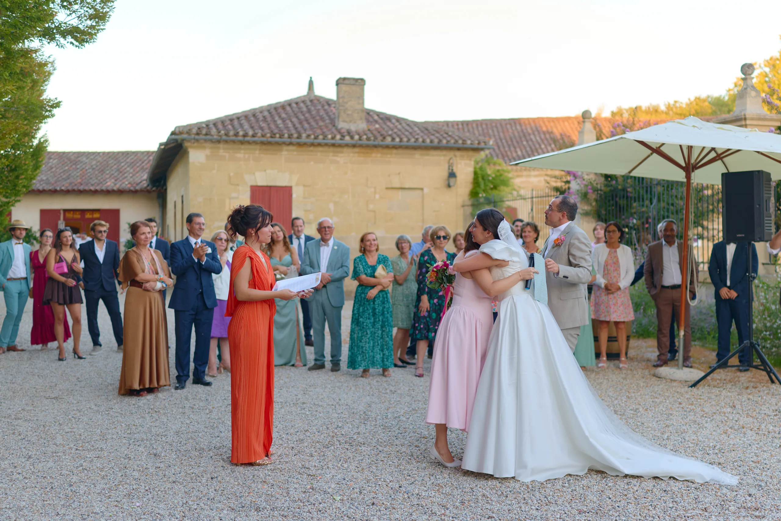 Mathilde et les invités devant les bâtiments de réception