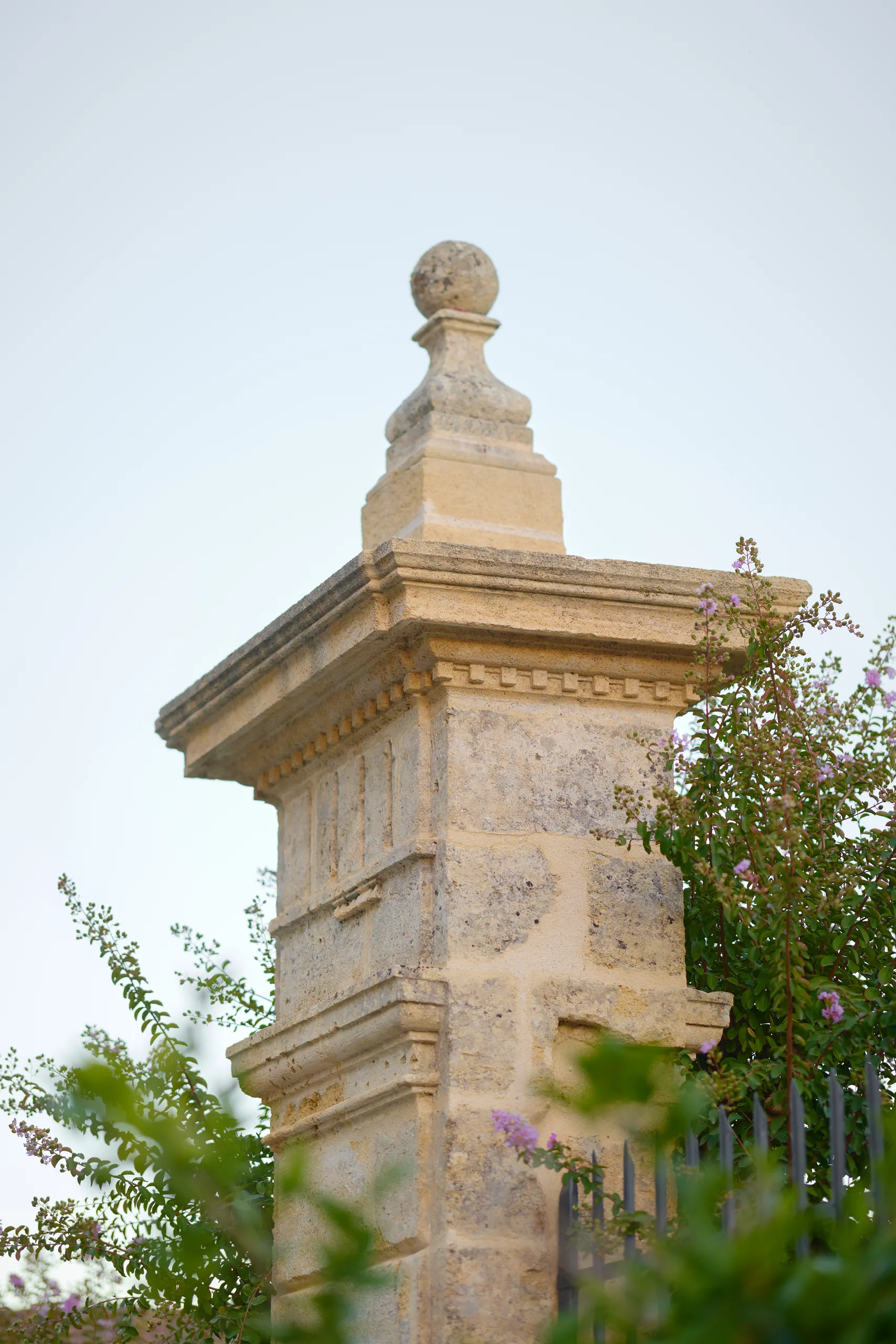 Détail d’un pilier du portail du Château Olivier