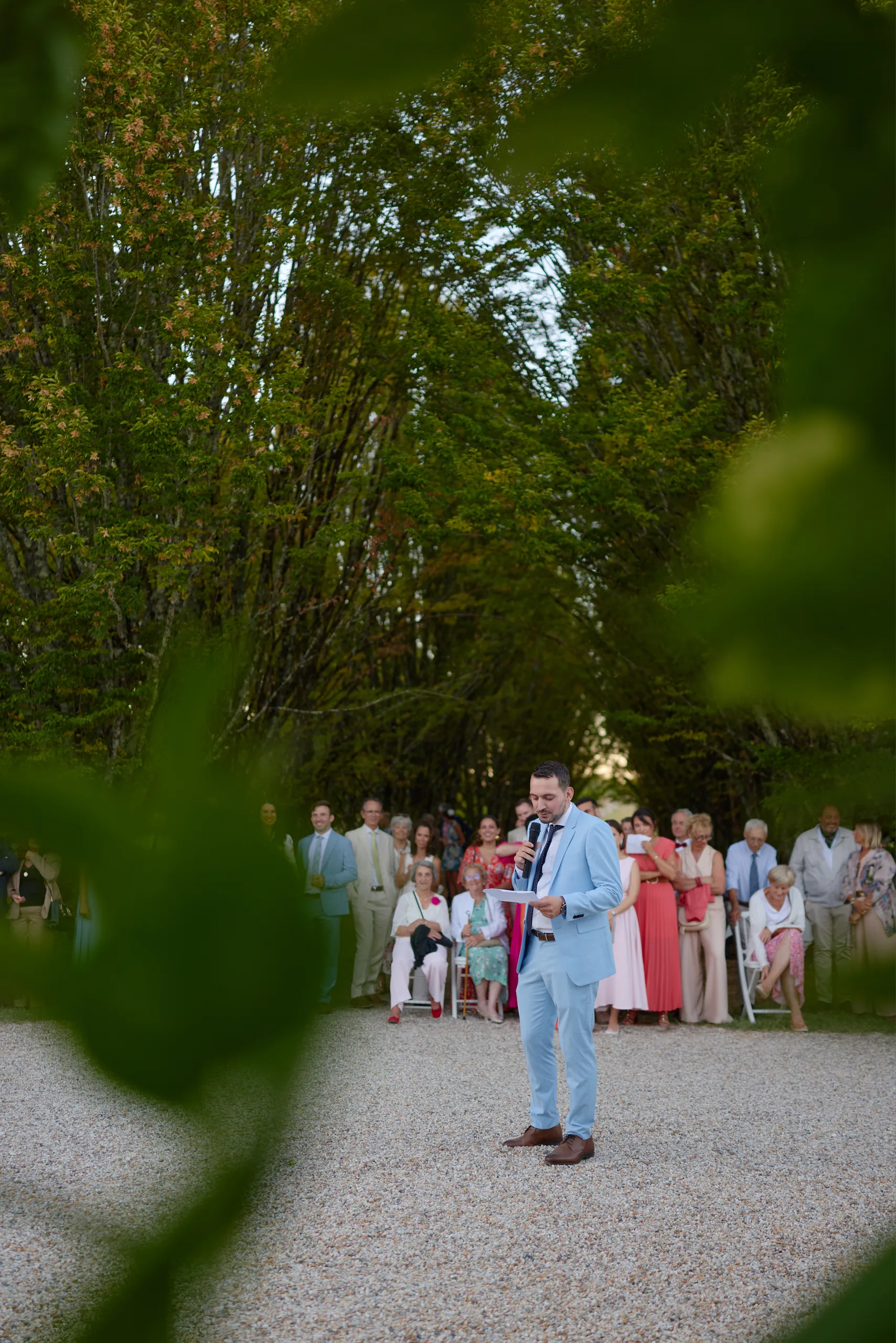 Les invités au bout d’une allée bordée de verdure