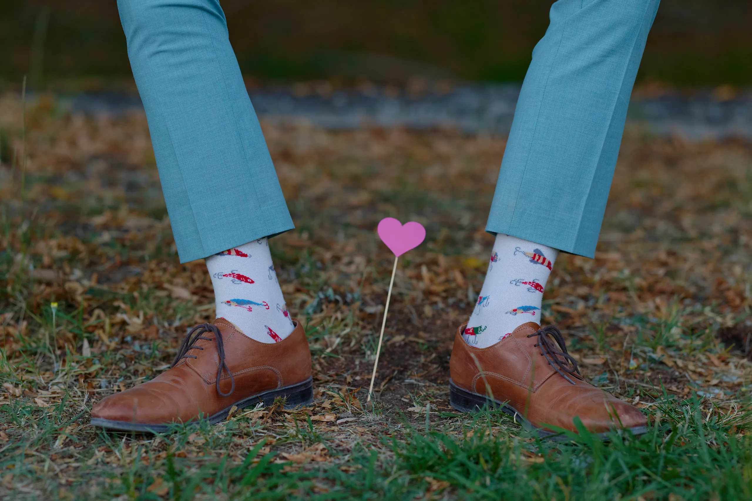 Détail des chaussures et chaussettes d’un invité