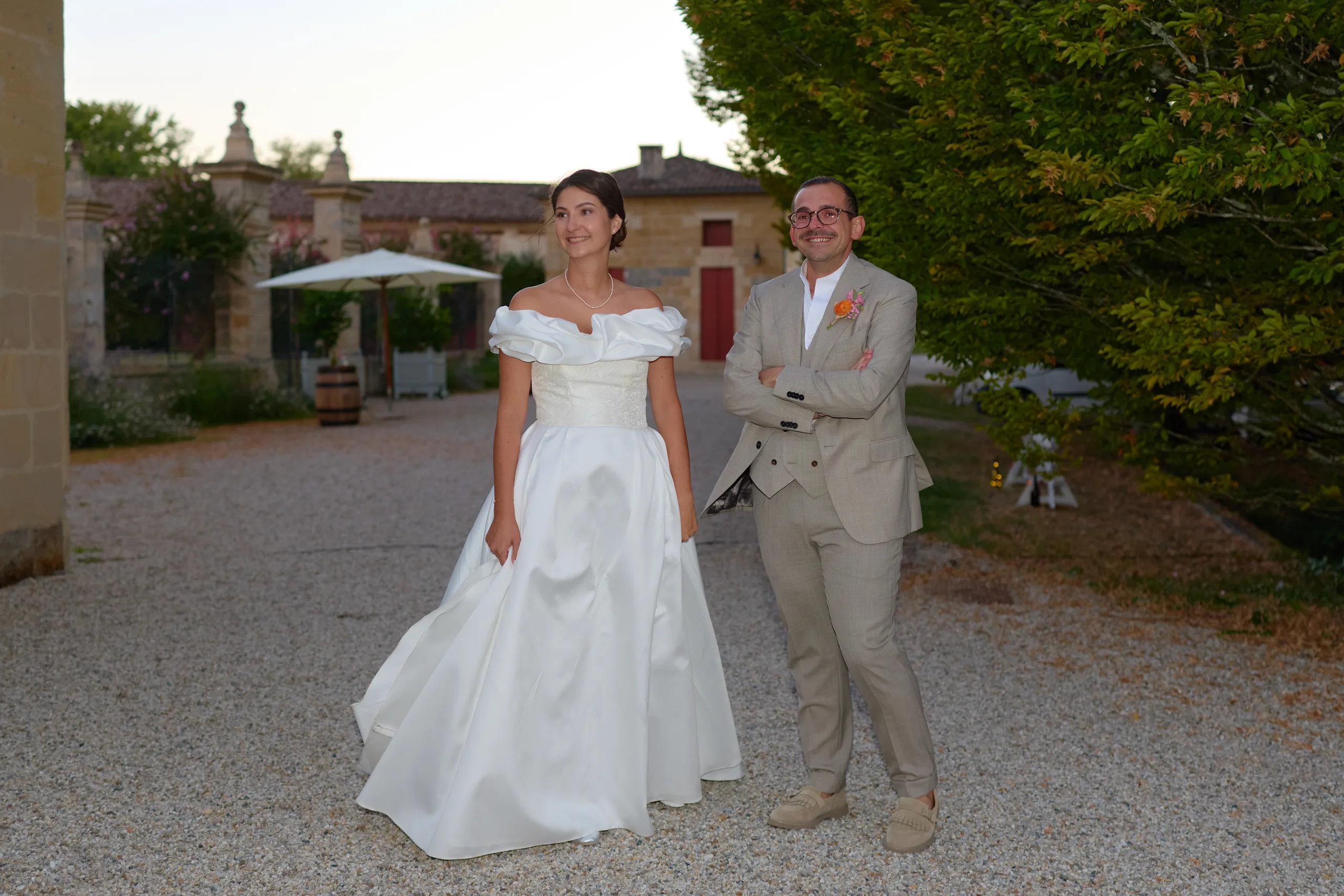Mathilde et Dimitri se promènent dans le domaine