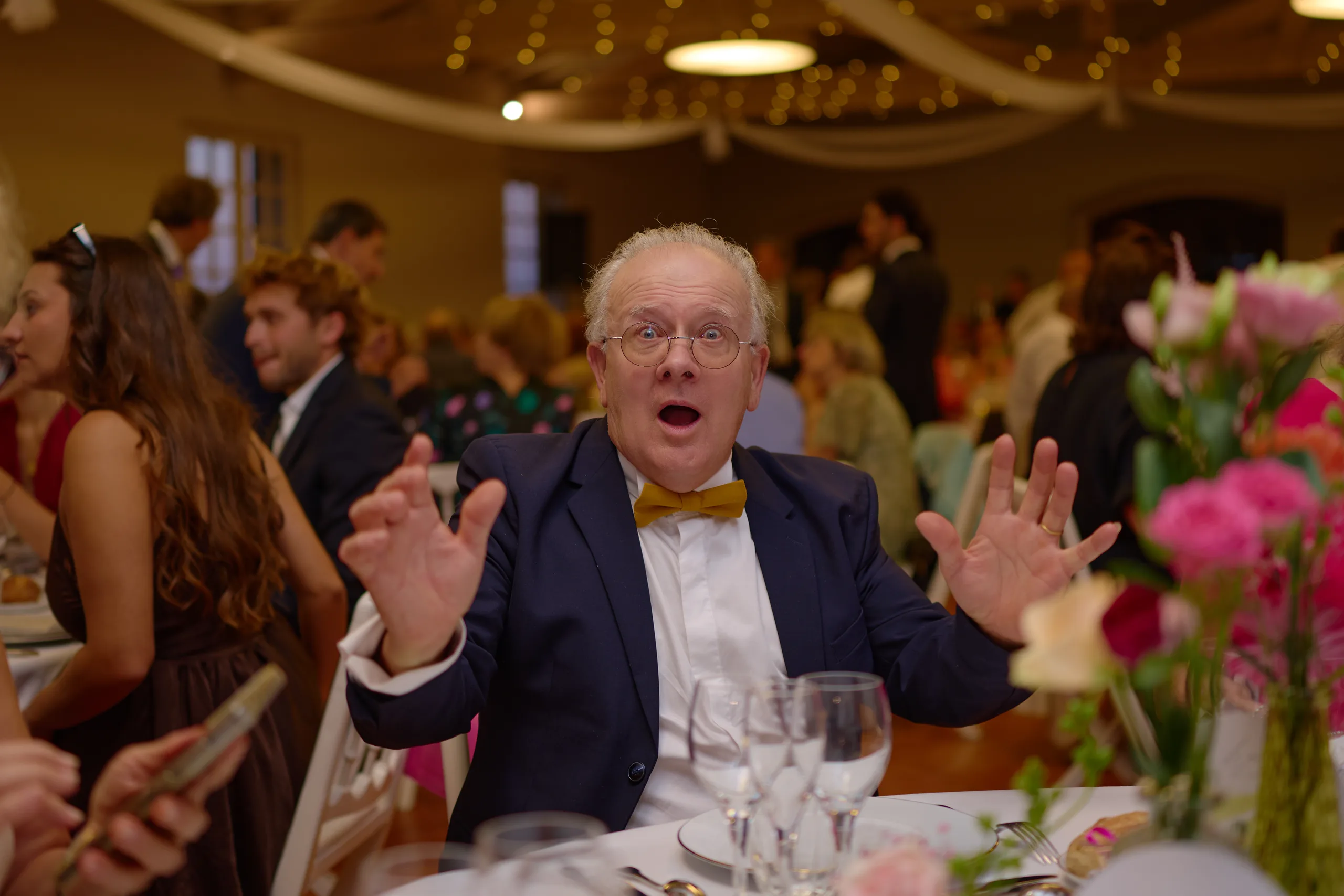 Un invité pendant le dîner de mariage