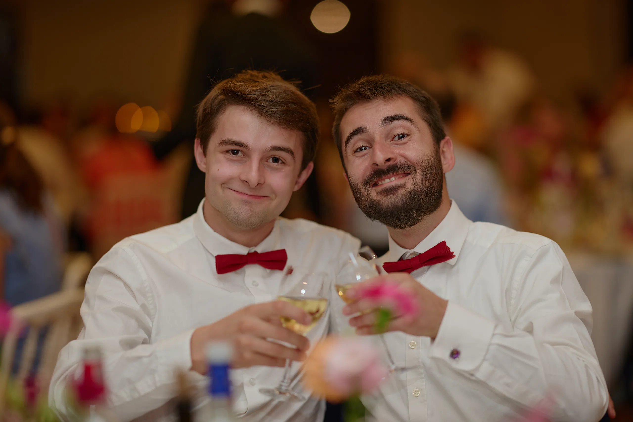 Deux invités sourient à table