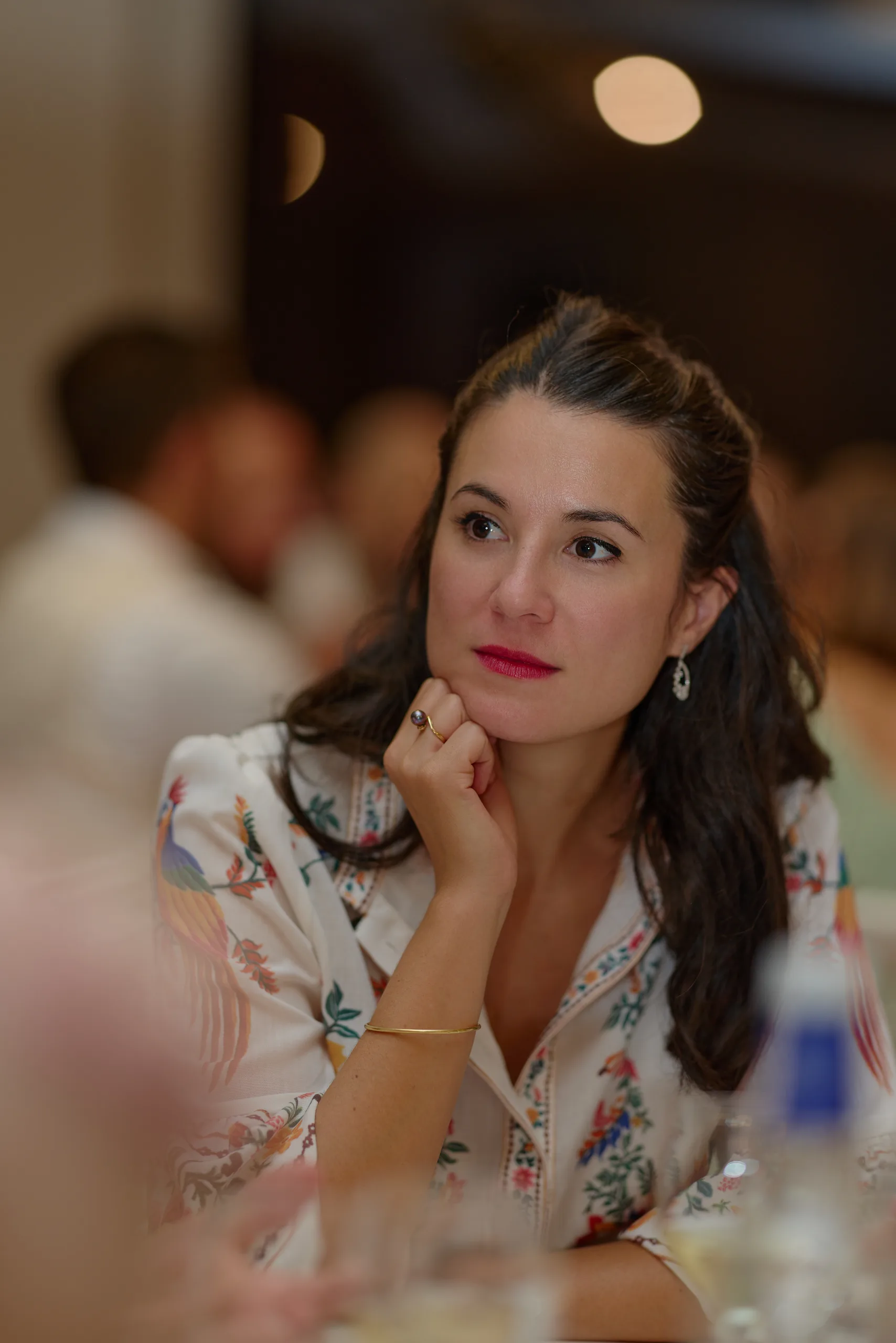 Une invitée pendant le dîner