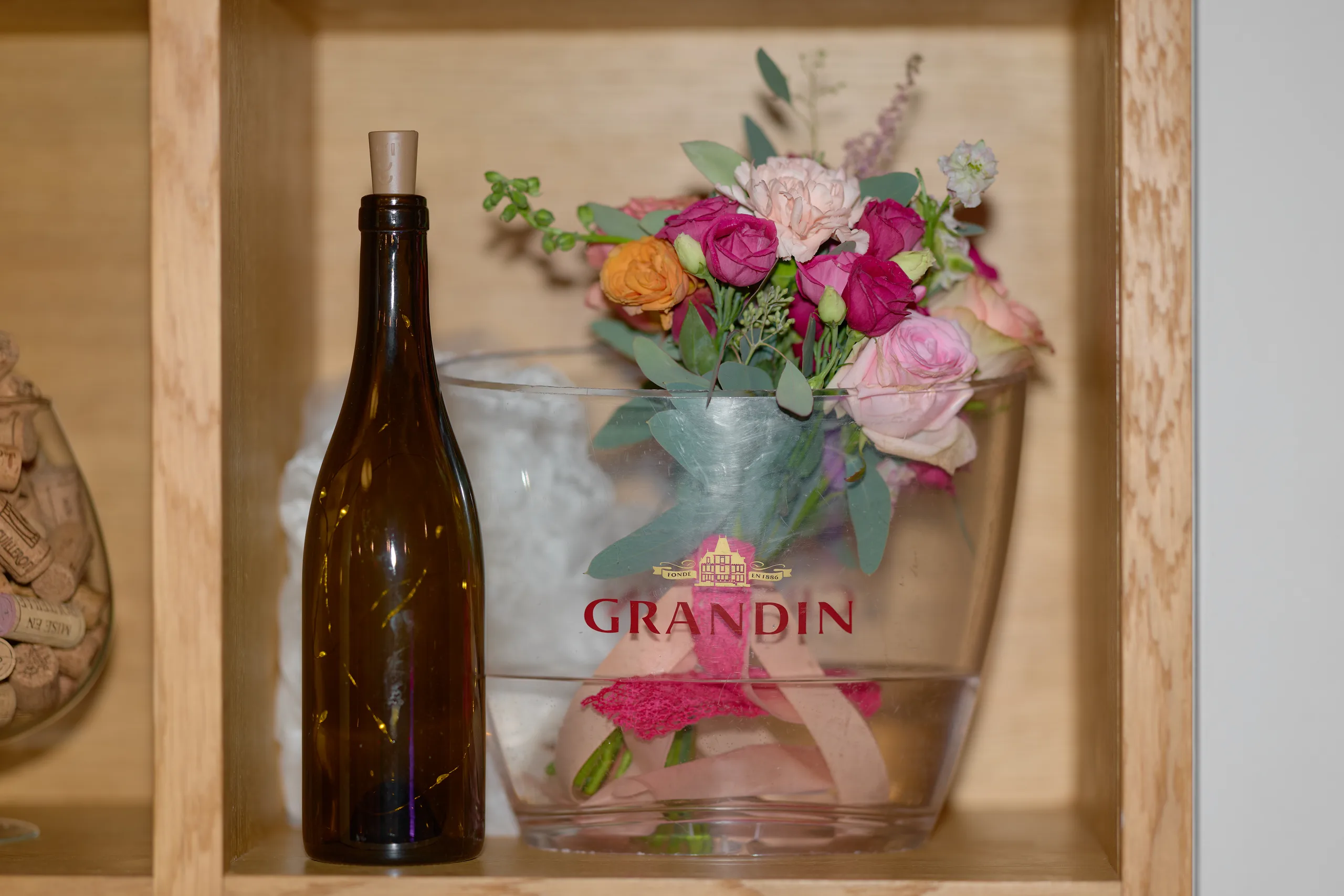 Bouquet et bouteille dans la décoration du mariage