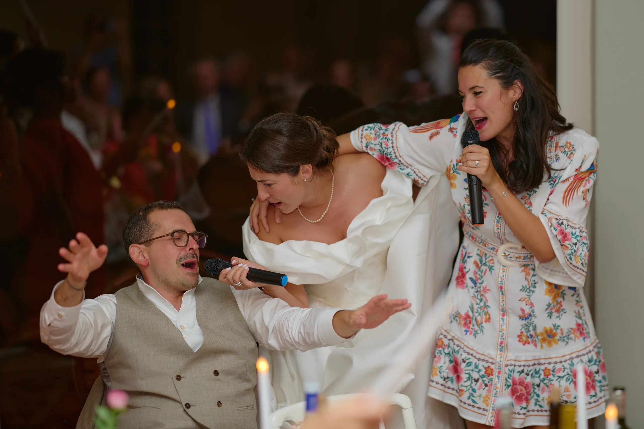 Des invités partagent un moment pendant le dîner