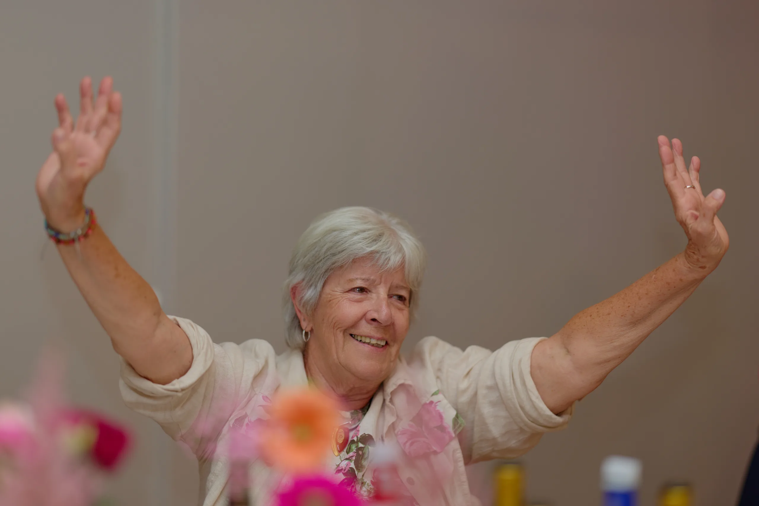 Une invitée lève les bras pendant le dîner