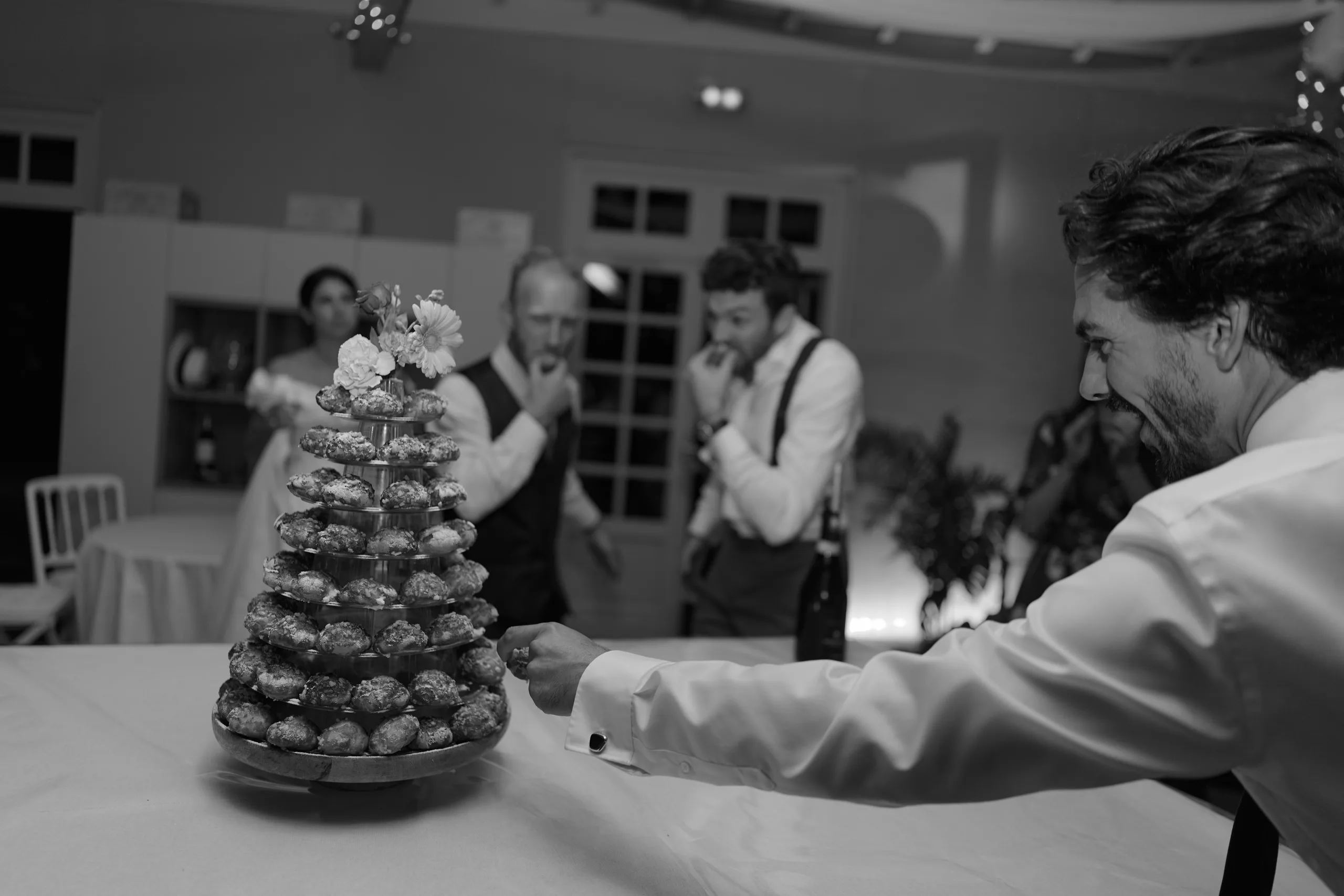 La pièce montée du mariage en noir et blanc