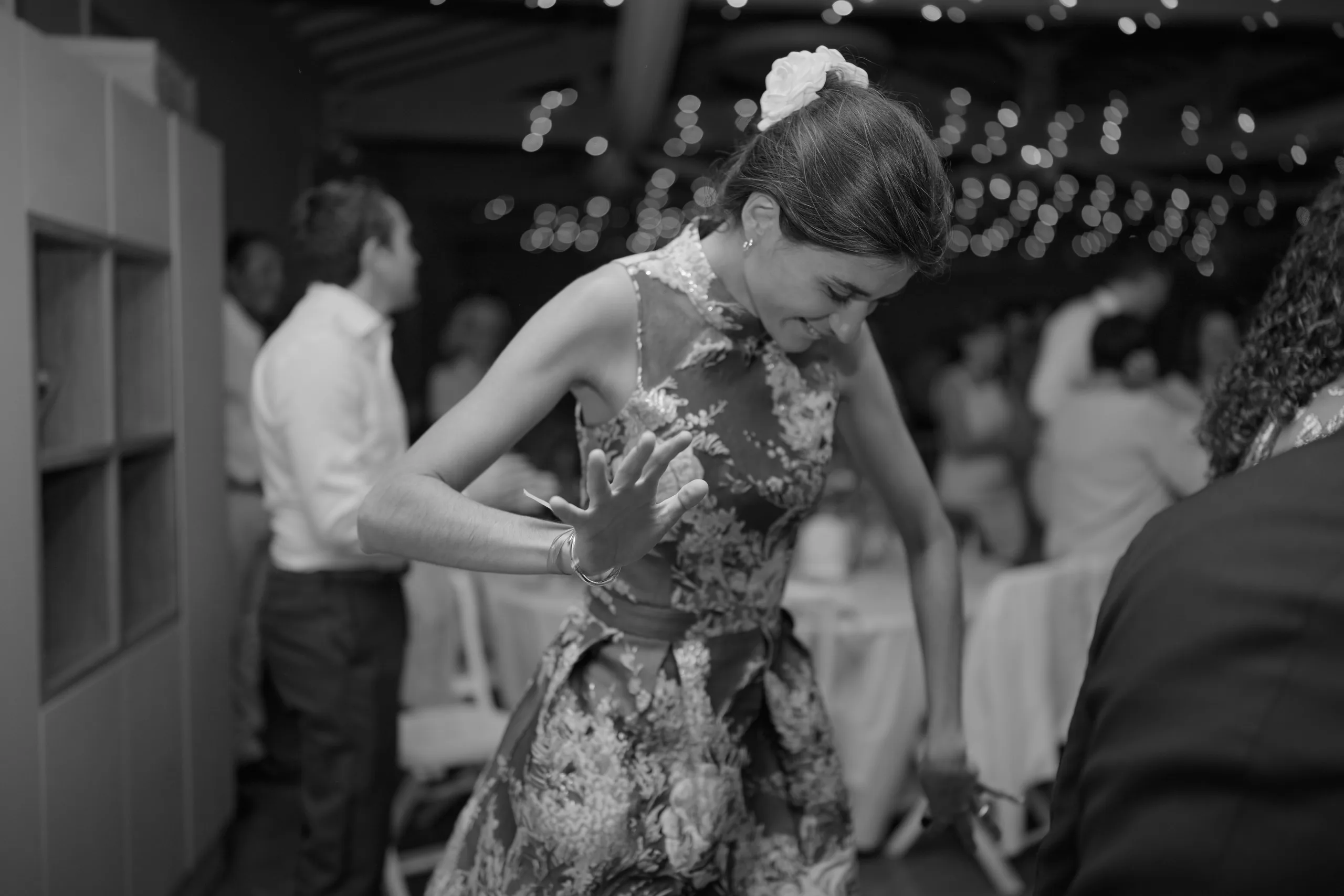 Des invités dansent, photographie en noir et blanc