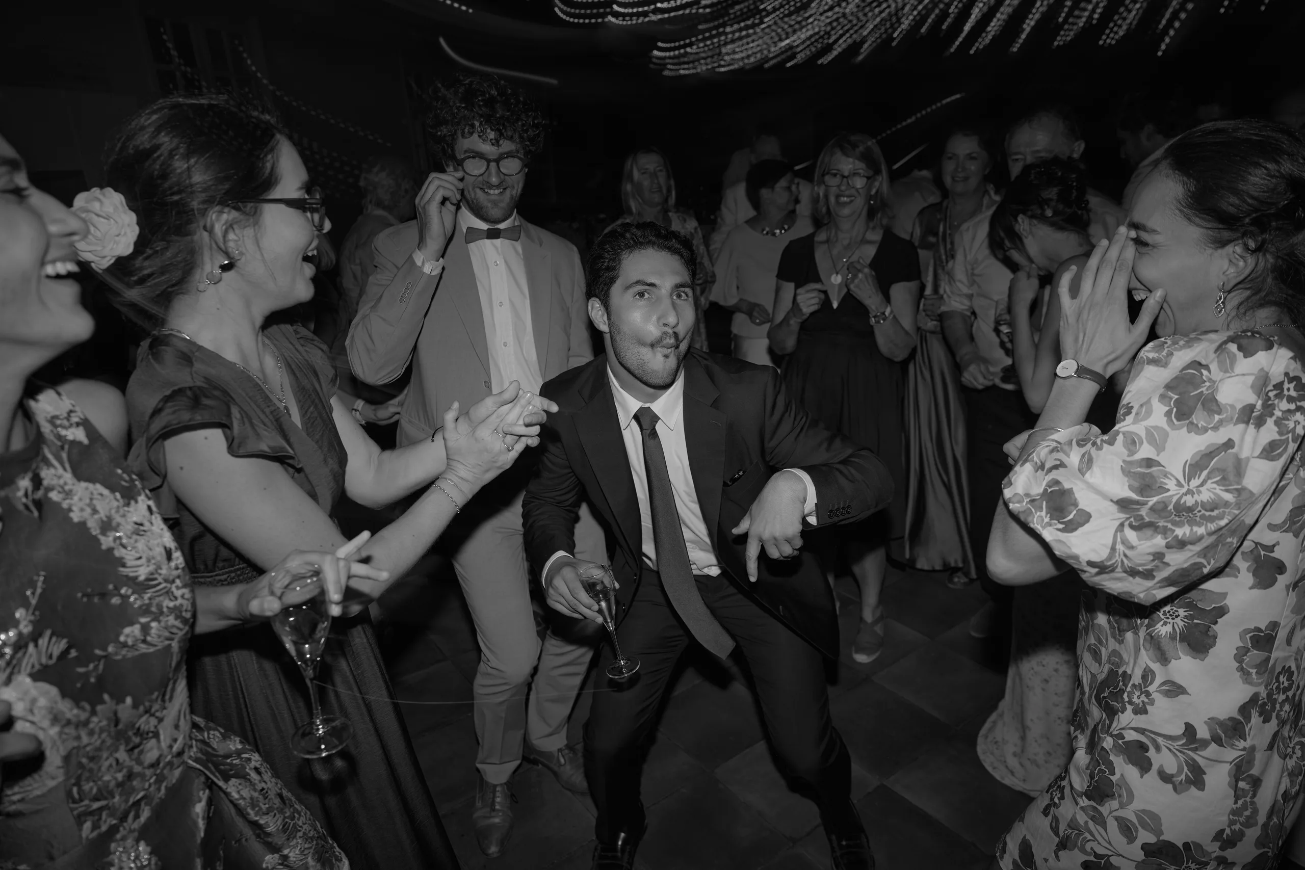 Un invité danse en costume, en noir et blanc