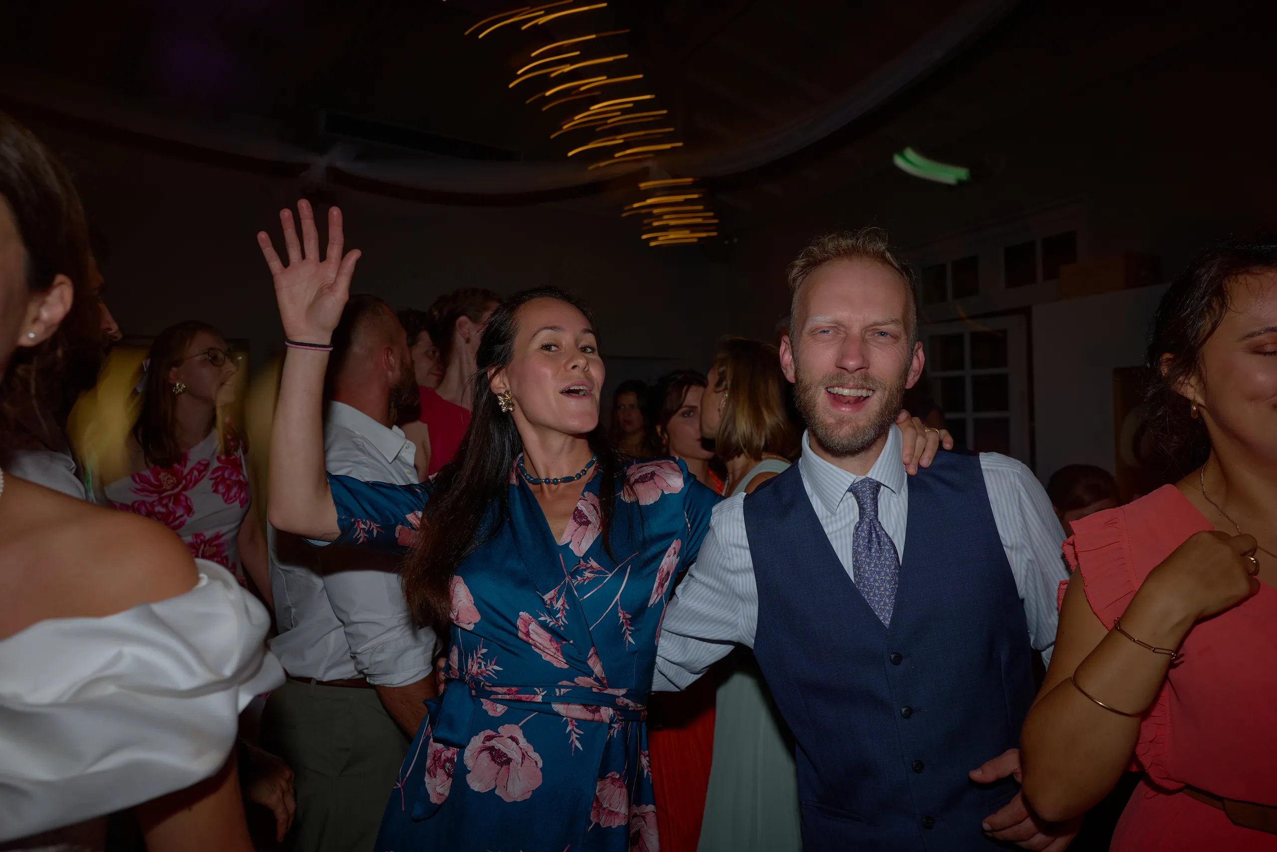 Les invités font la fête sur la piste de danse