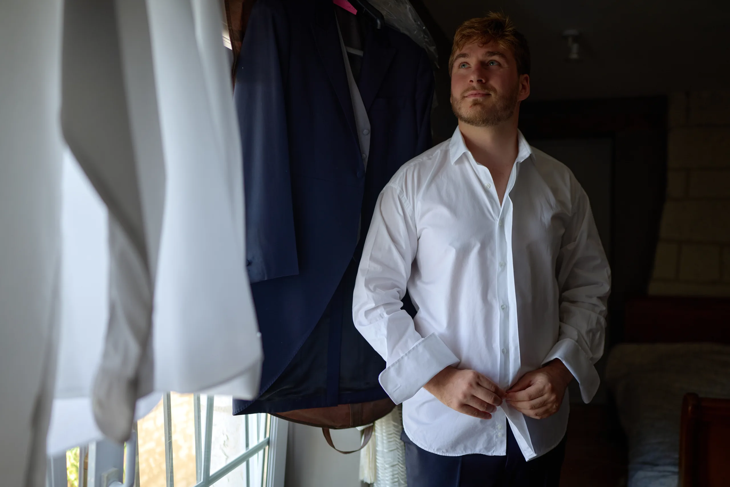 Homme en chemise blanche pendant les préparatifs