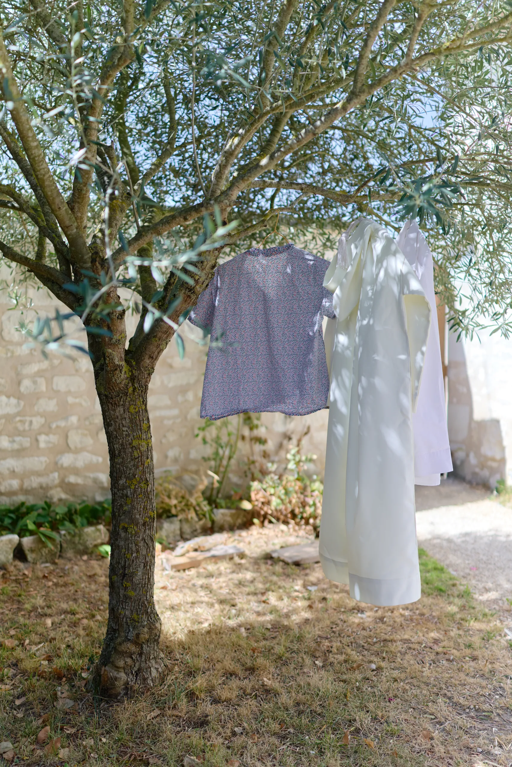 Vêtement blanc suspendu à un arbre dans le jardin