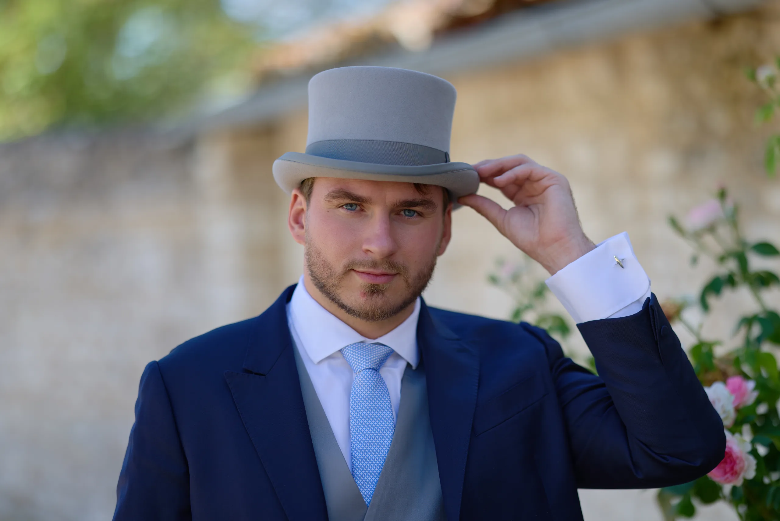 Homme ajustant son haut-de-forme