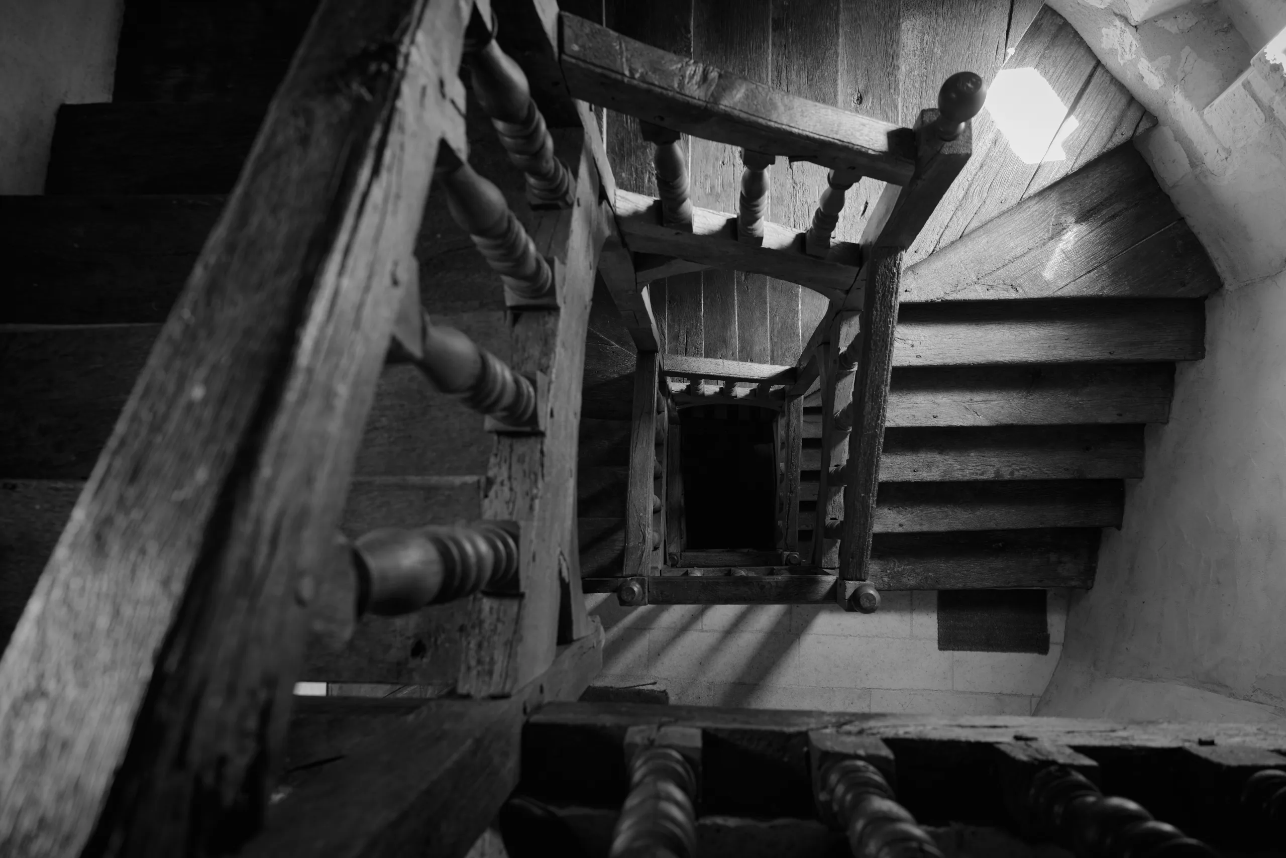 Escalier en bois, en noir et blanc