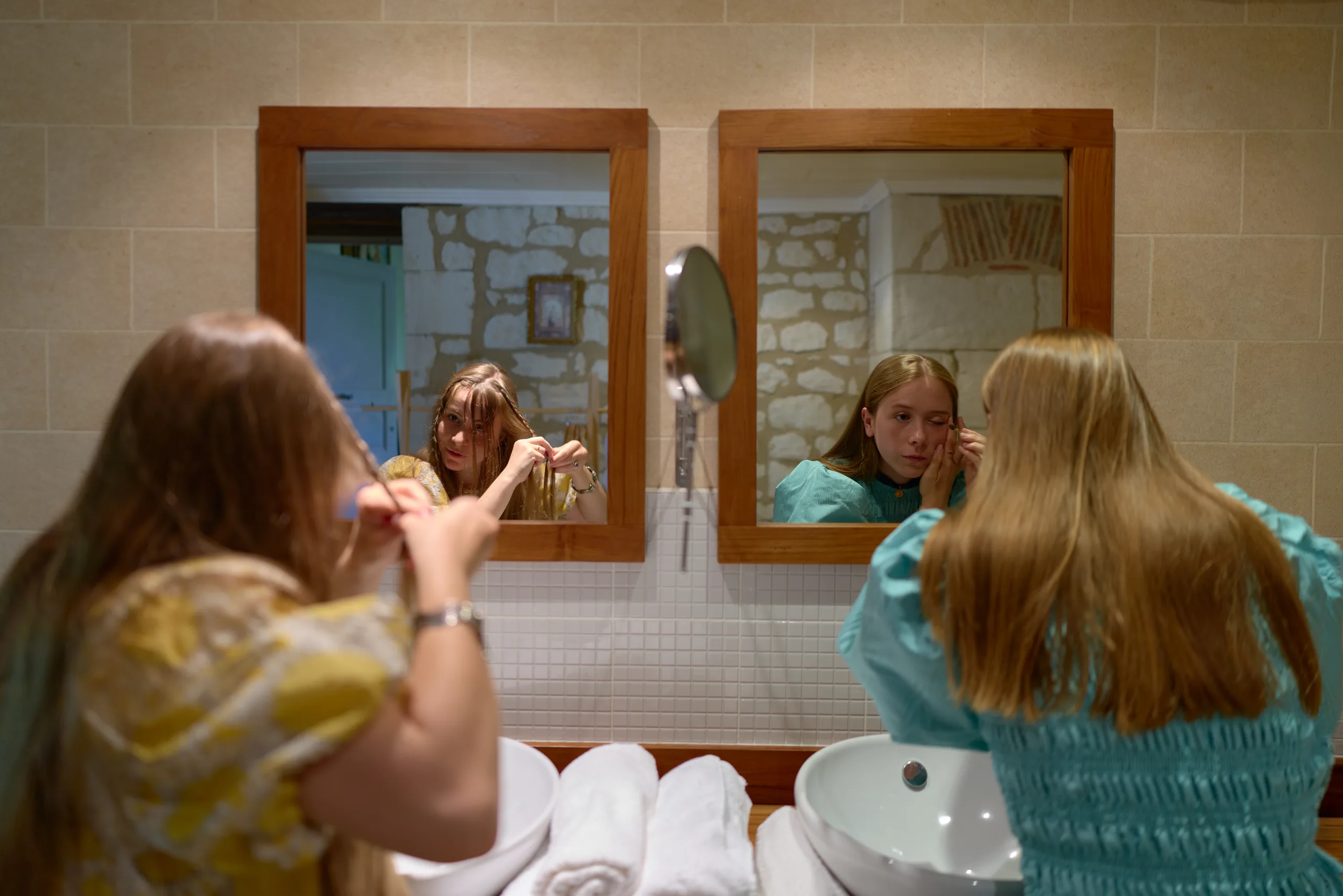 Deux femmes se préparant devant un miroir