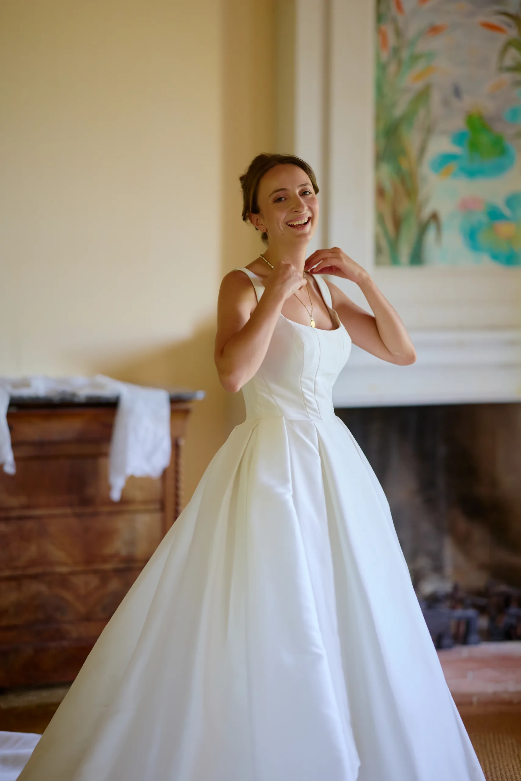 Femme en robe blanche pendant les préparatifs