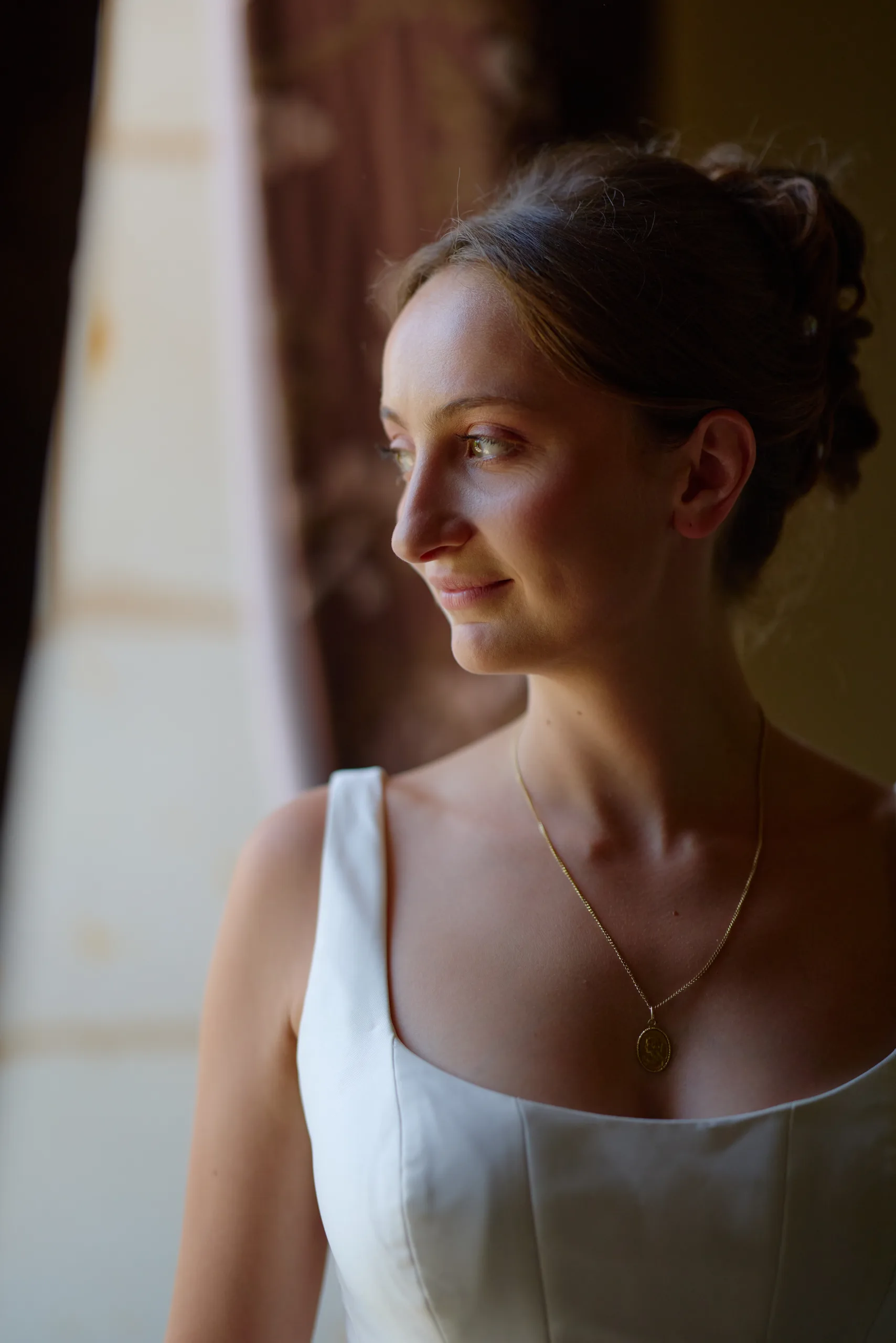 Portrait d’une femme en robe blanche