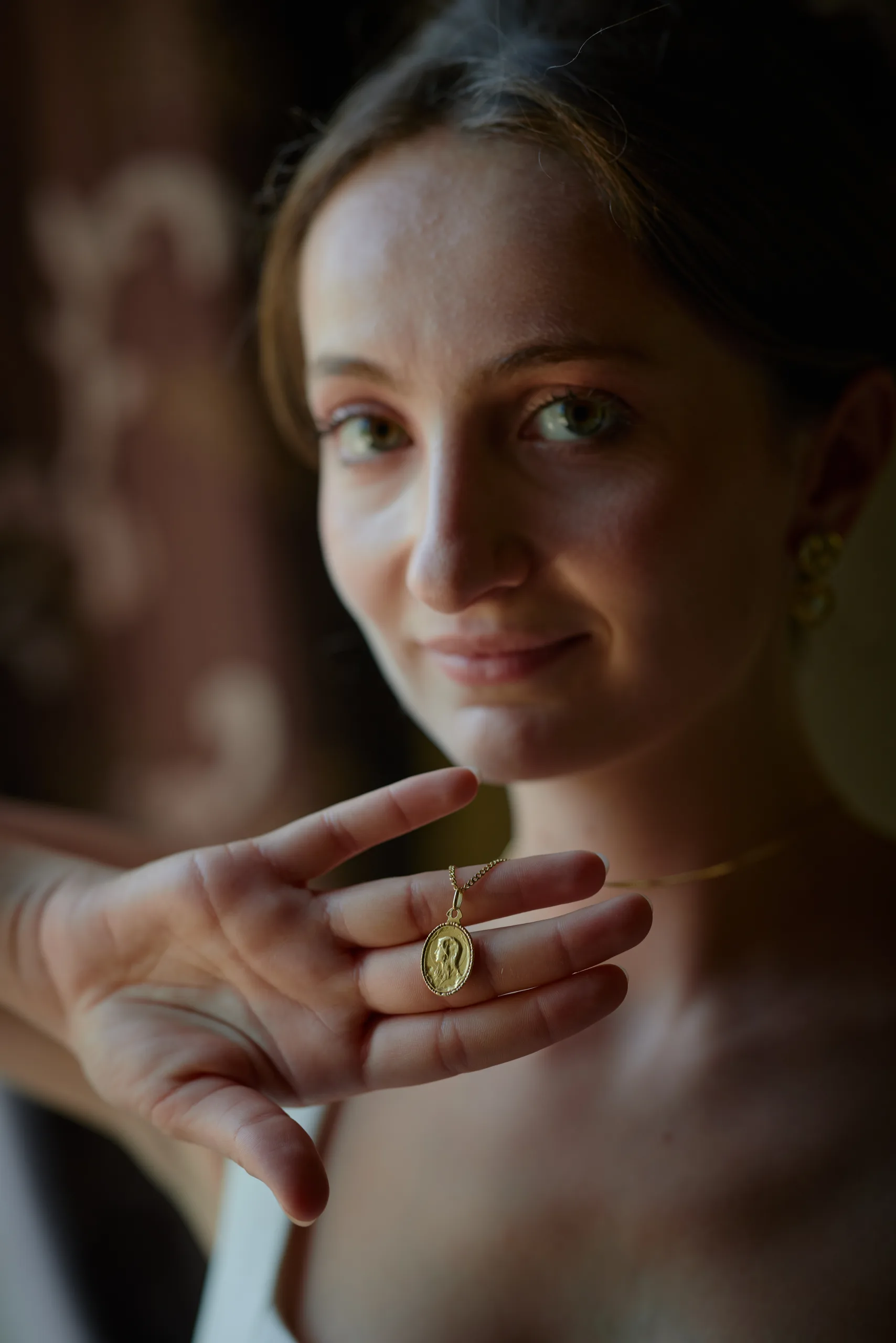 Détail d’une bague à la main d’une femme