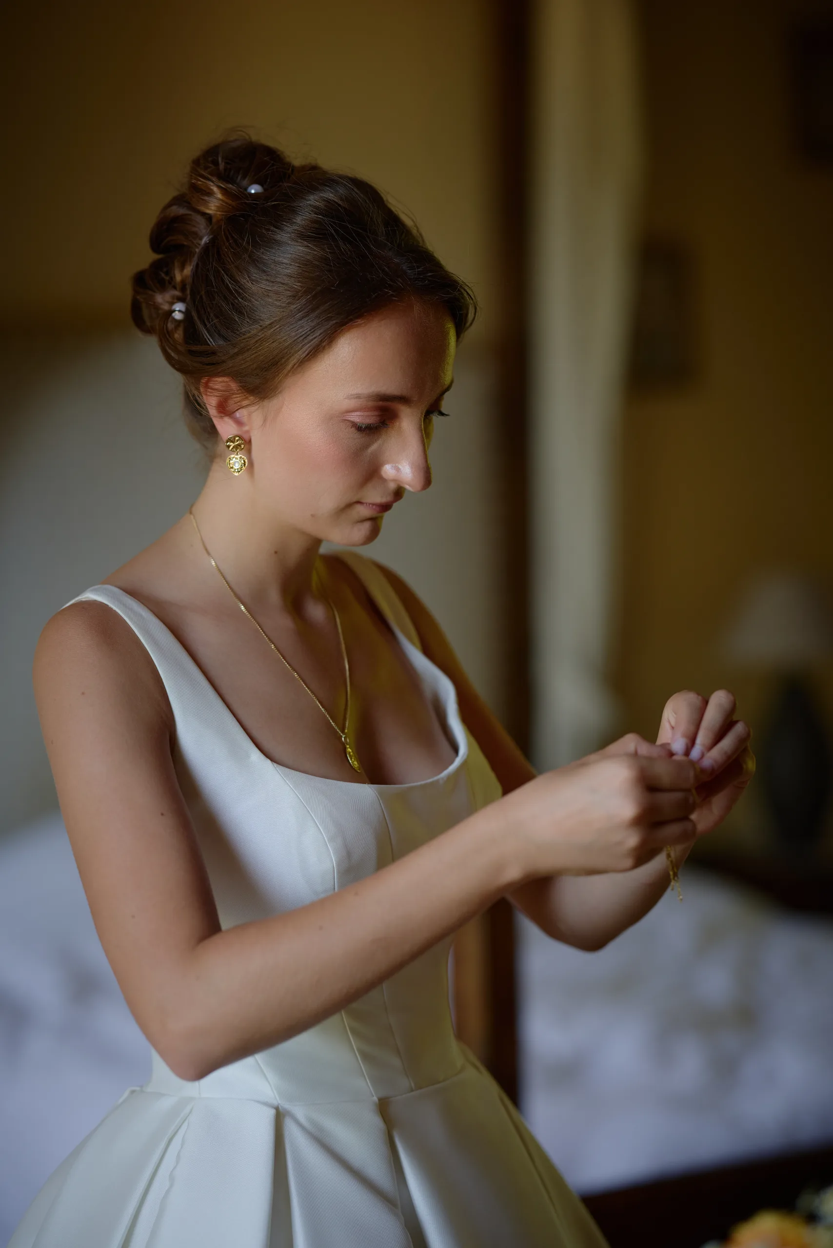 Femme regardant une bague à sa main