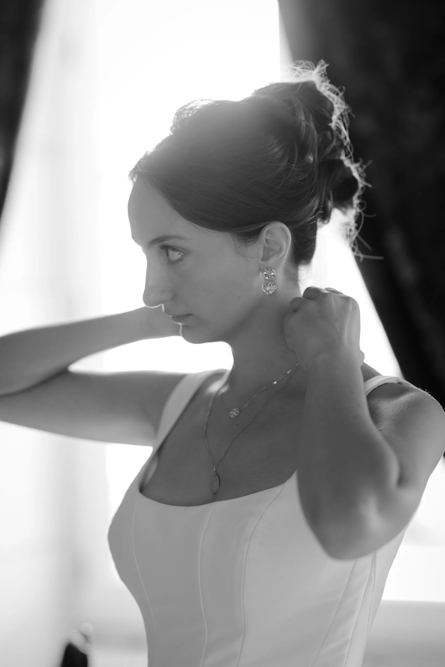 Femme arrangeant ses cheveux, en noir et blanc