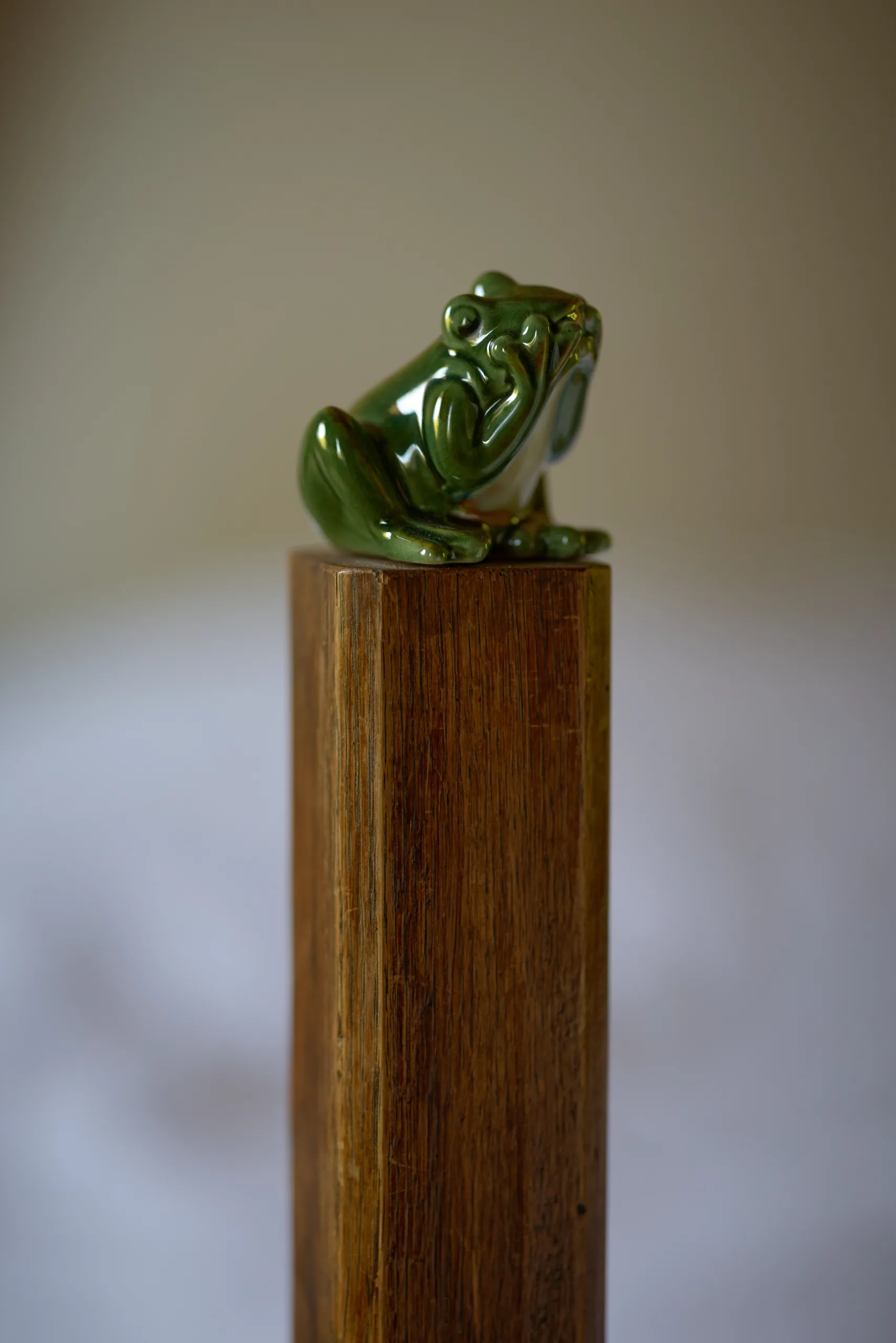Petite sculpture posée sur un socle en bois