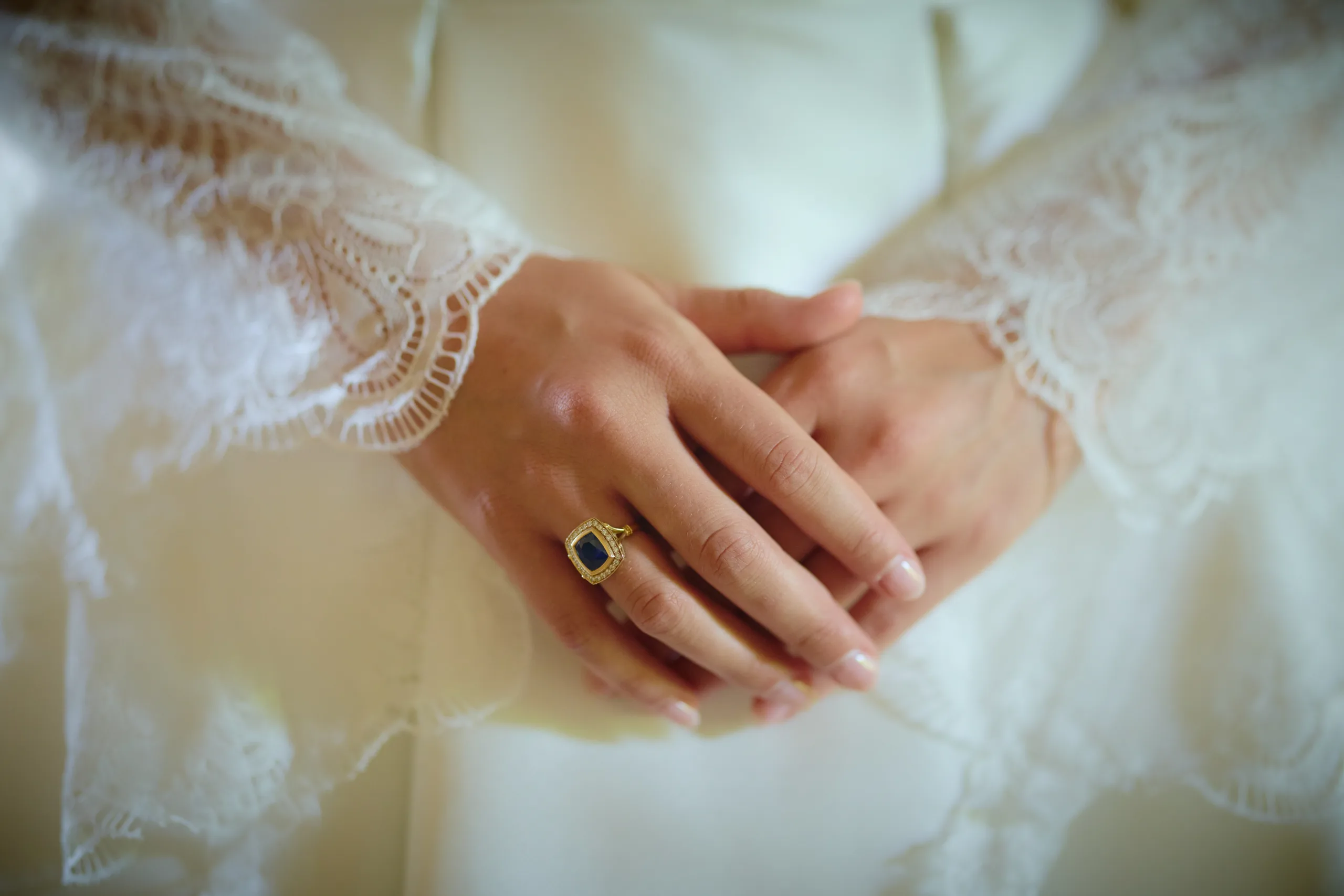 Détail des mains portant une bague
