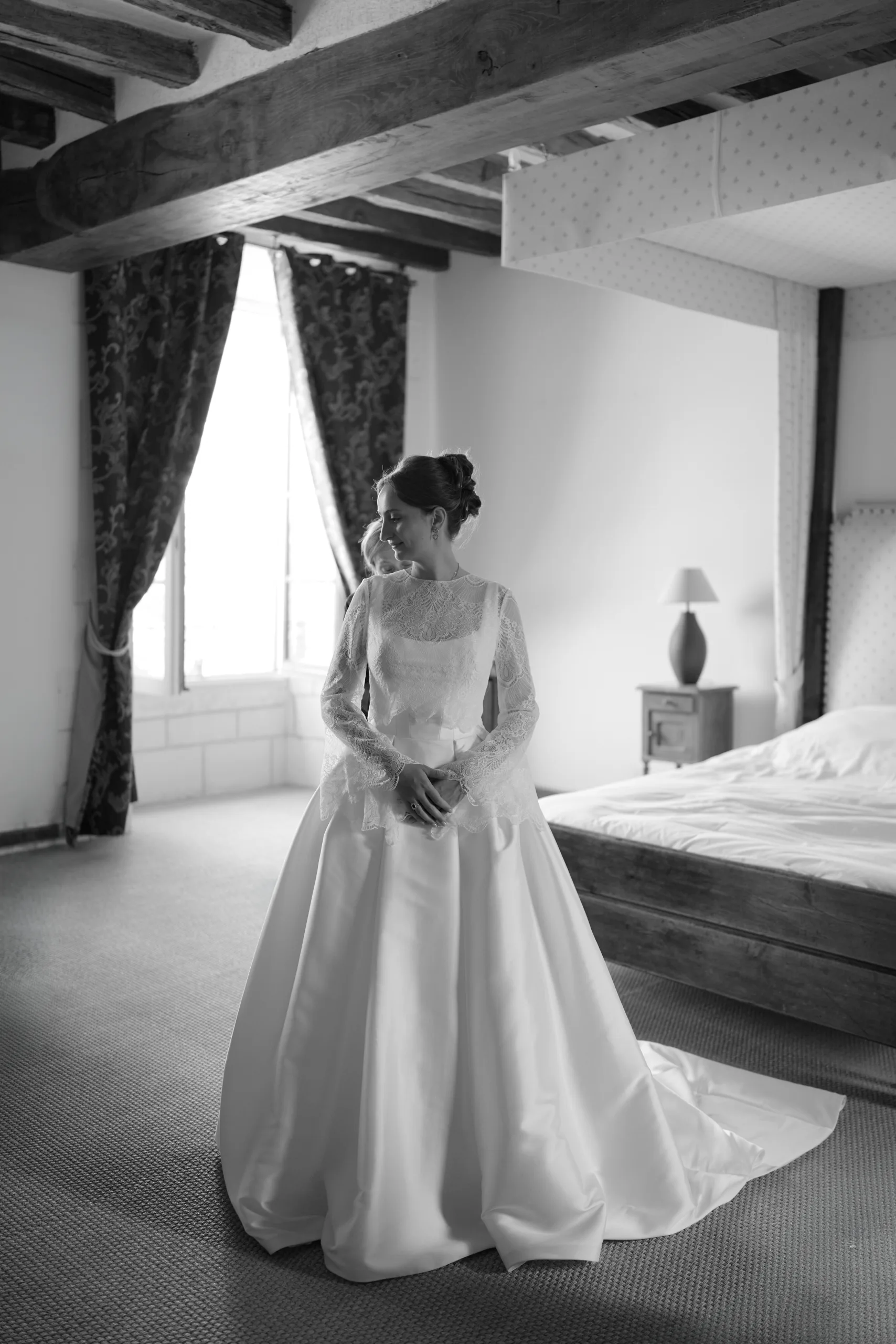 Femme en robe blanche dans une chambre