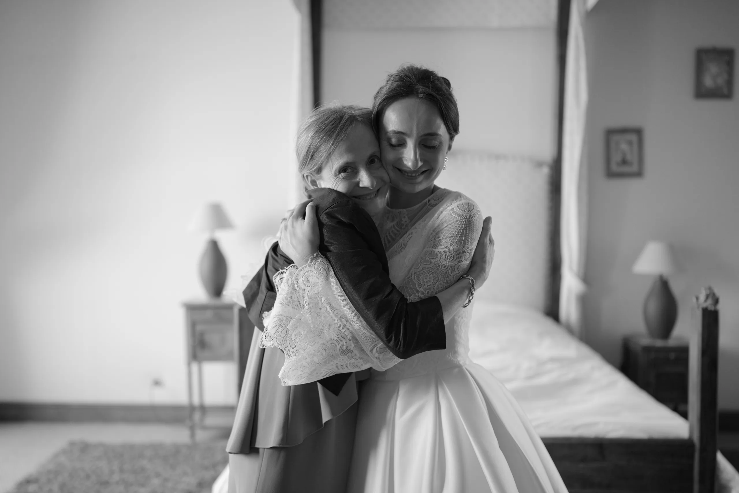 Deux femmes enlacées, en noir et blanc