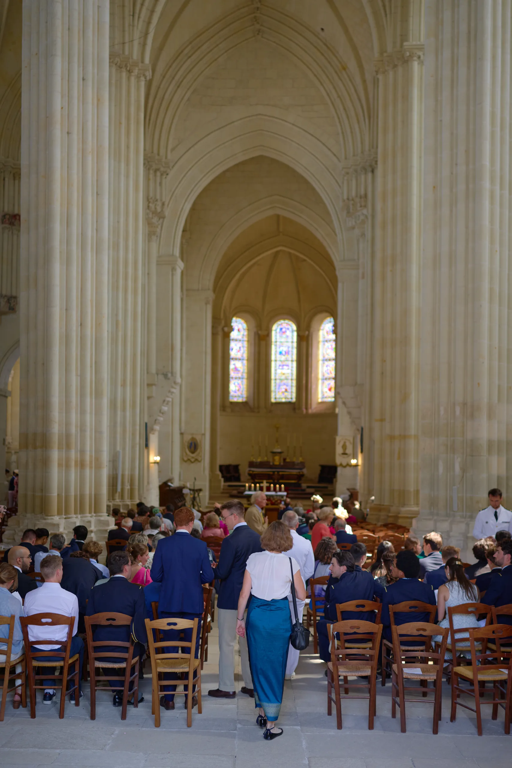 Invités assis dans la nef d’une église