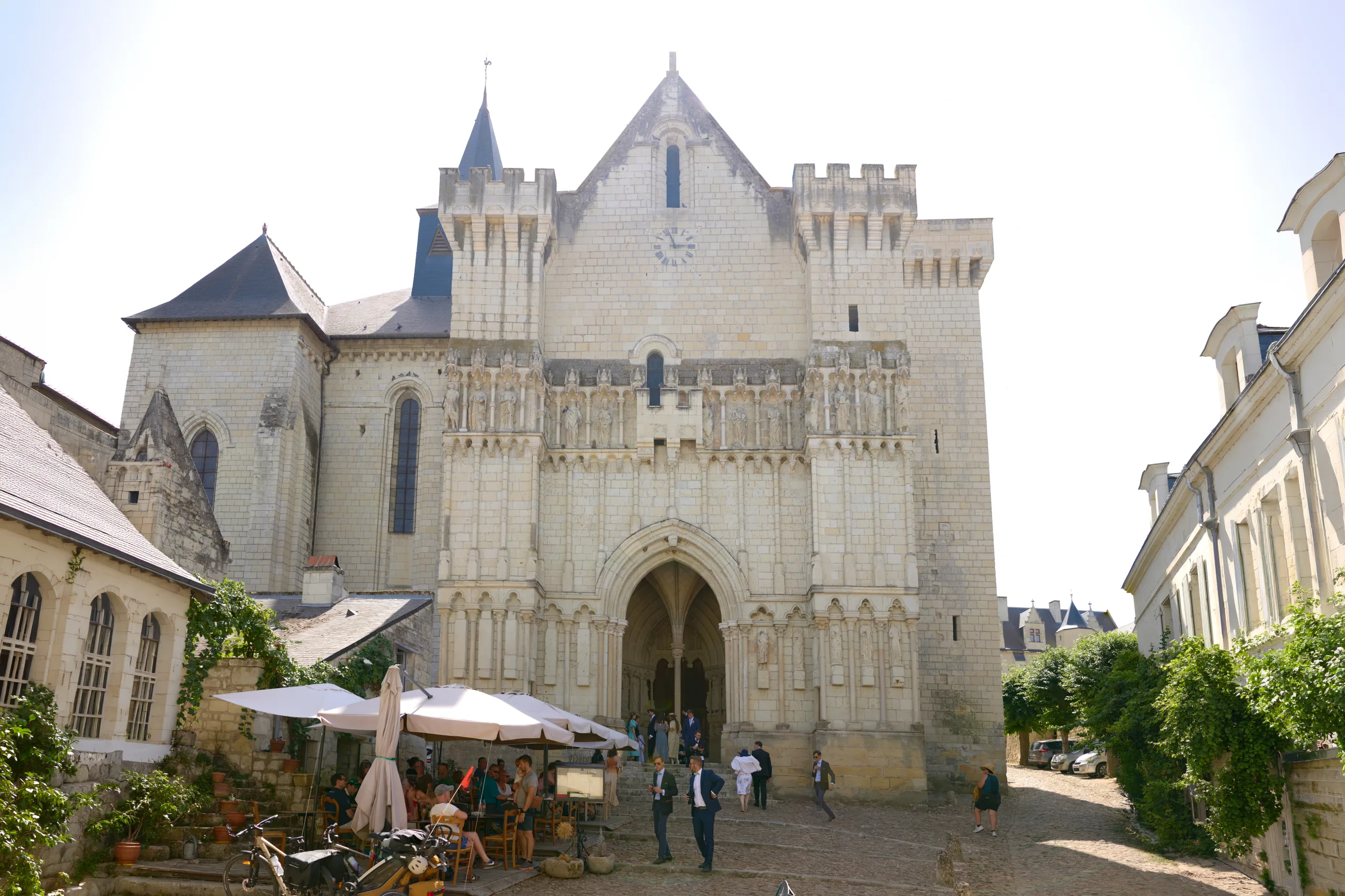 Façade d’un château sous le soleil