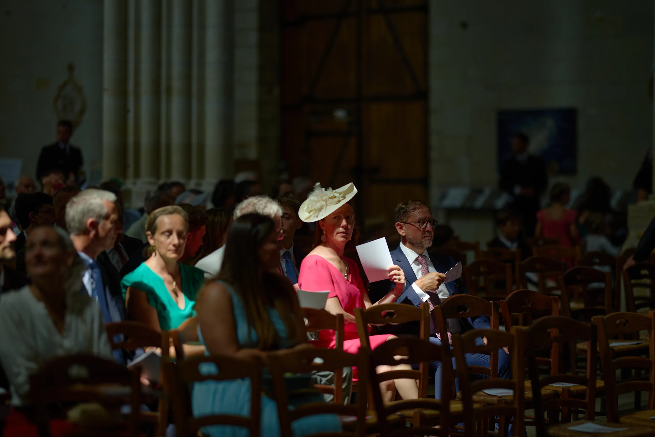 Invités assis pendant la cérémonie dans l’église