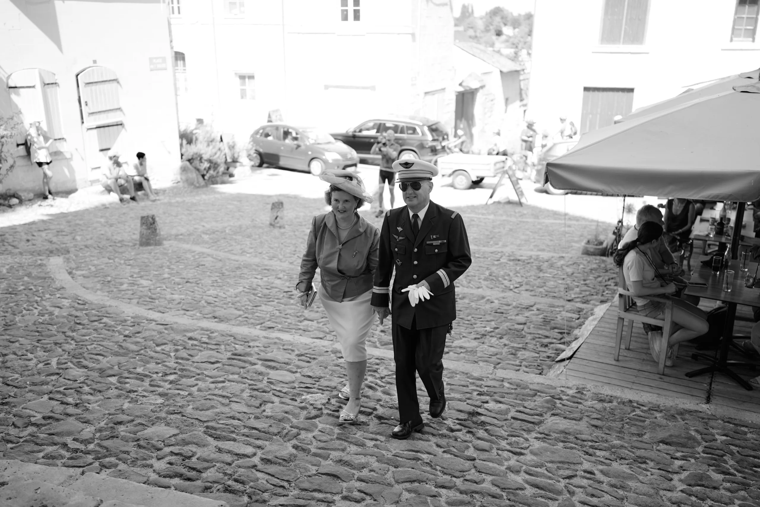 Homme traversant la cour pavée, en noir et blanc