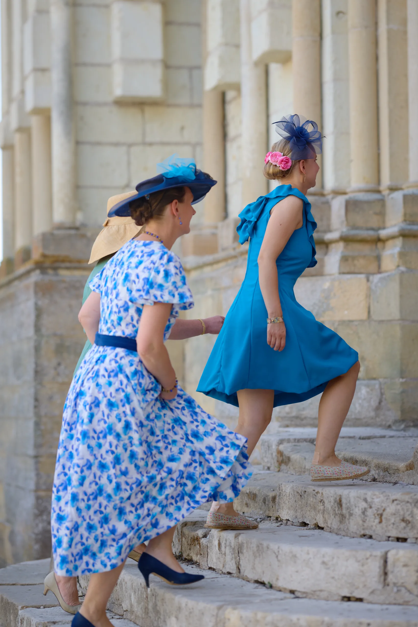 Deux femmes en robes bleues sur les marches de l’église