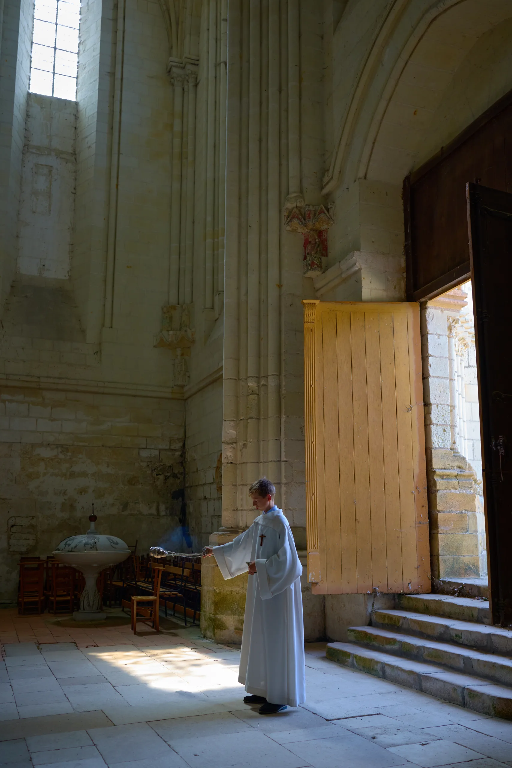 Une personne près de l’autel dans l’église