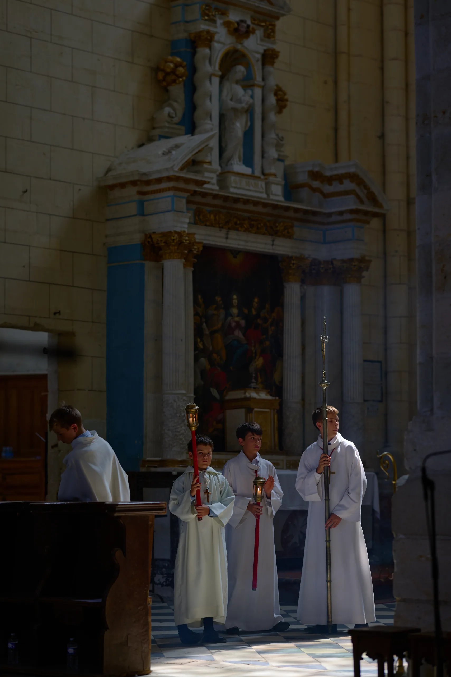 Cérémonie dans l’église devant l’autel