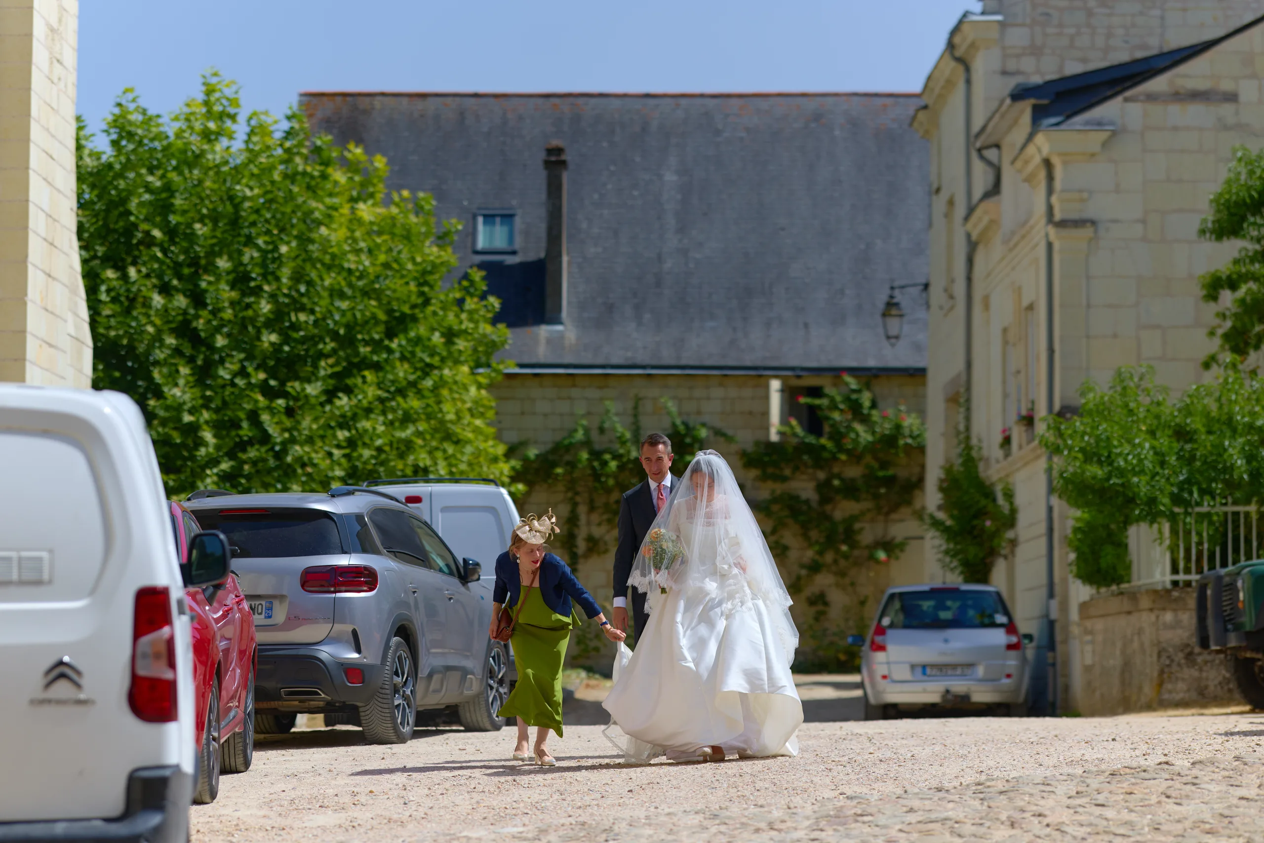 Deux personnes quittent le village à pied
