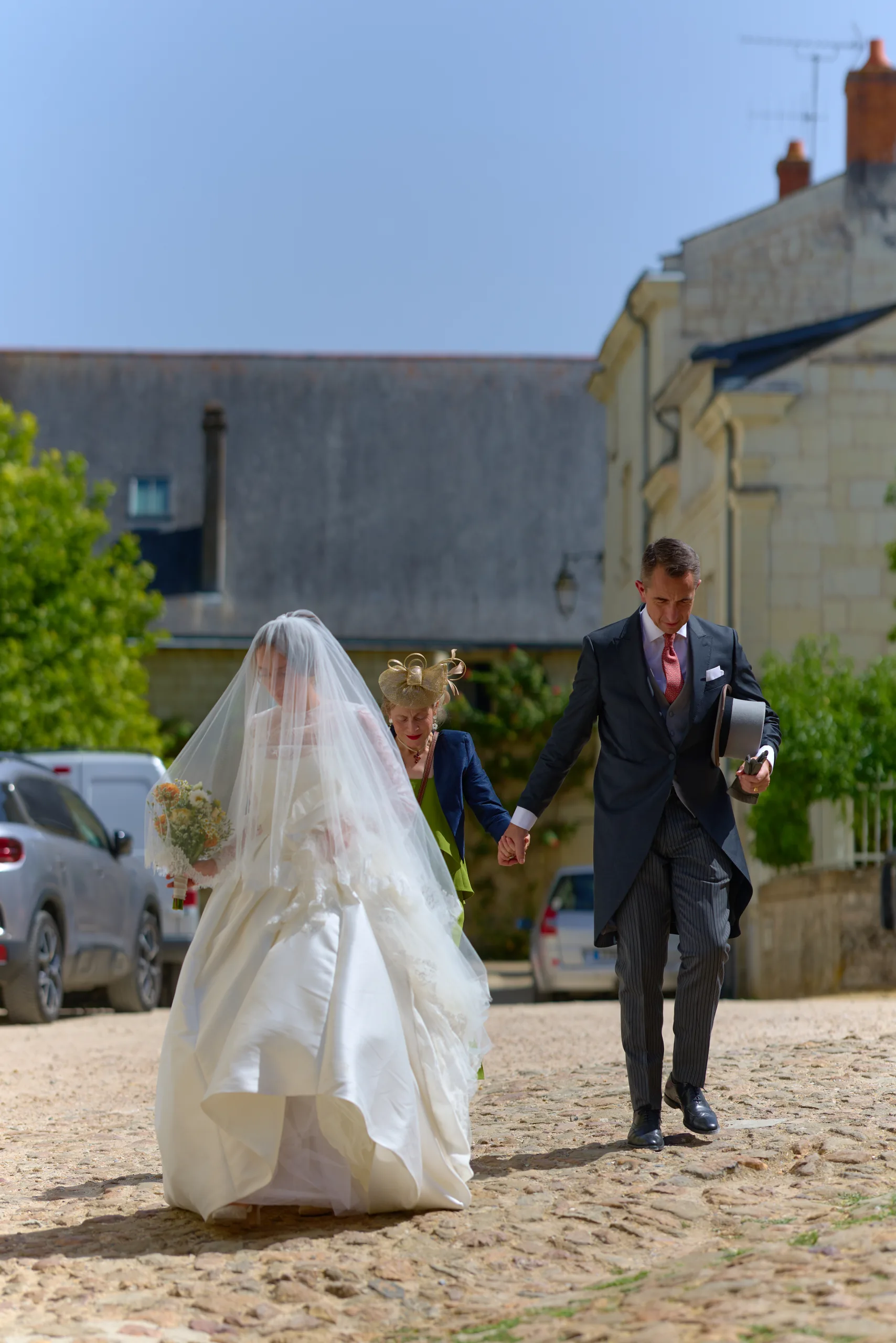 Couple marchant dans une rue du village