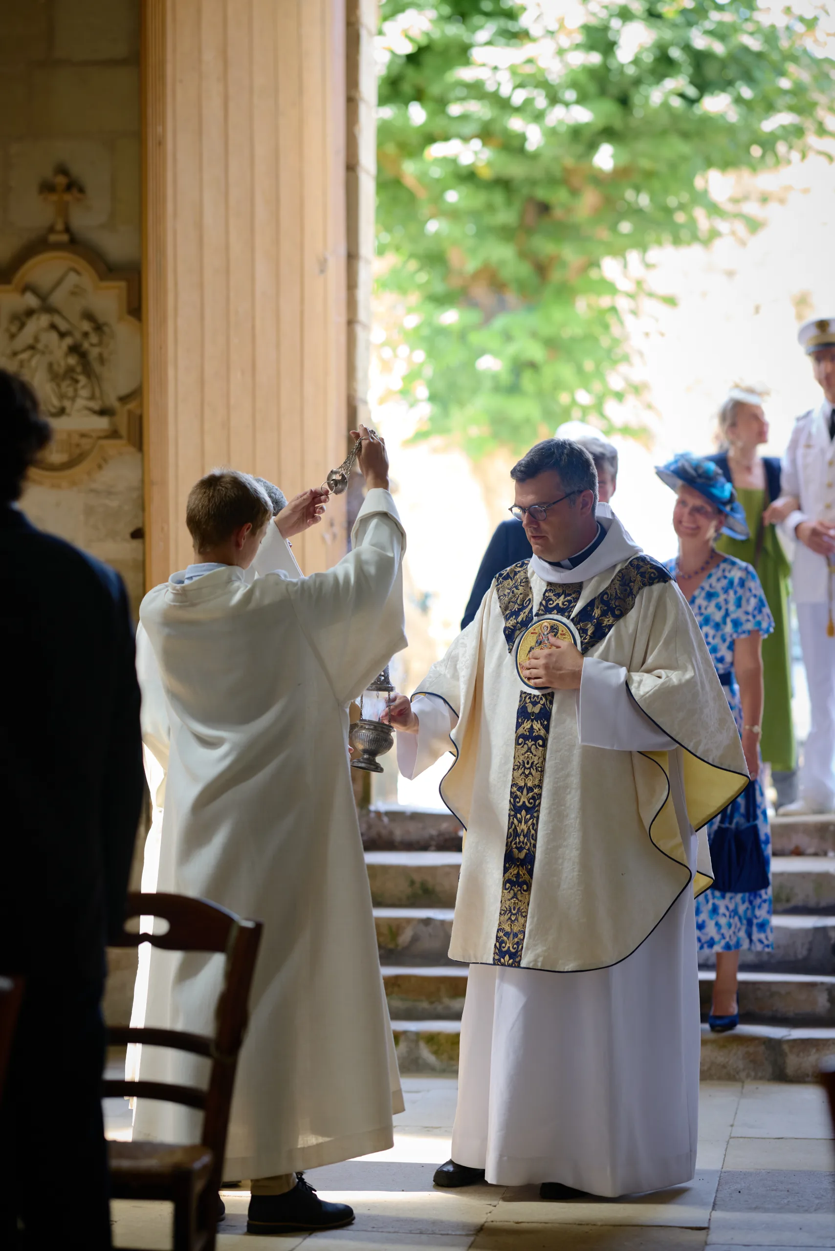 Invités accueillant les personnes qui entrent dans l’église
