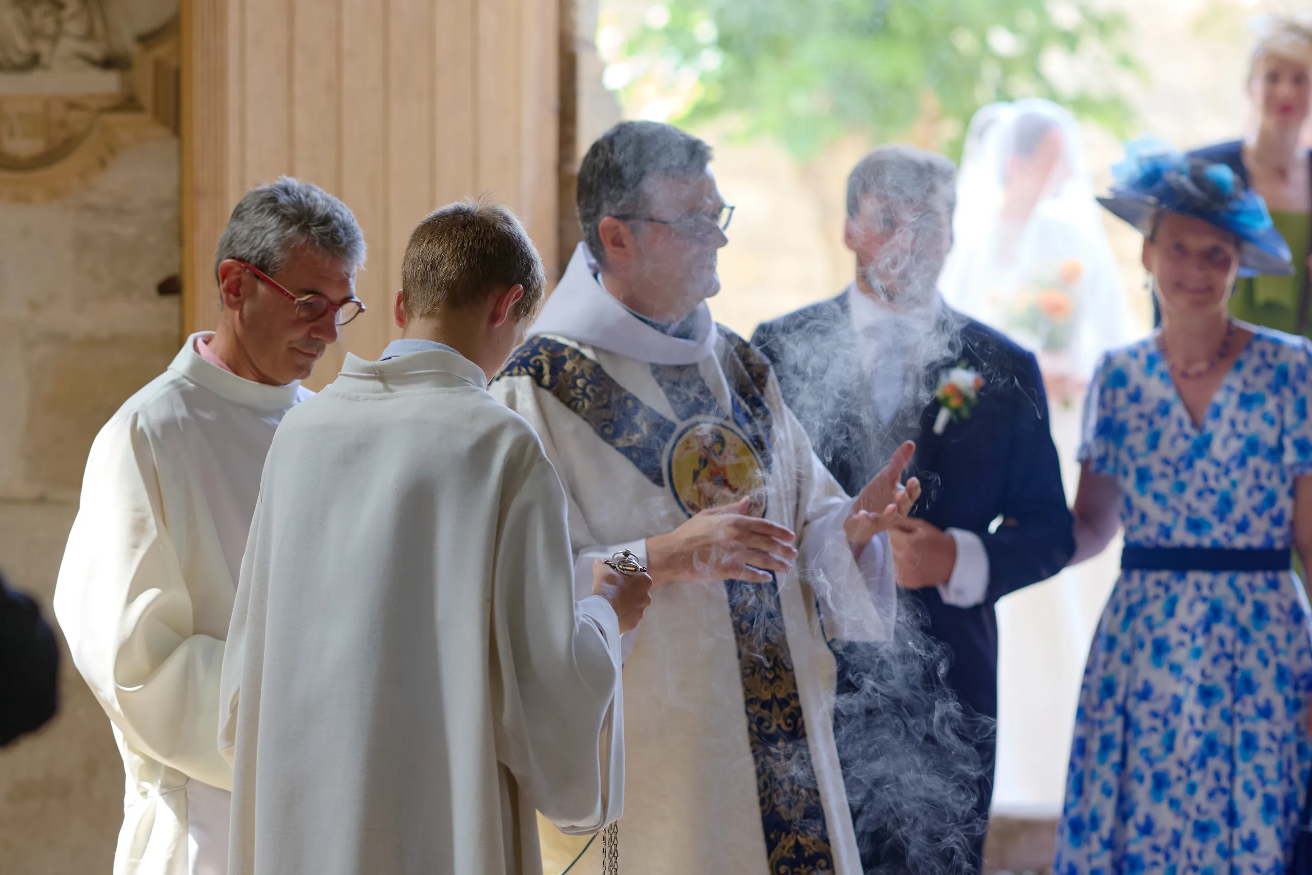 Prêtres et invités réunis dans l’église