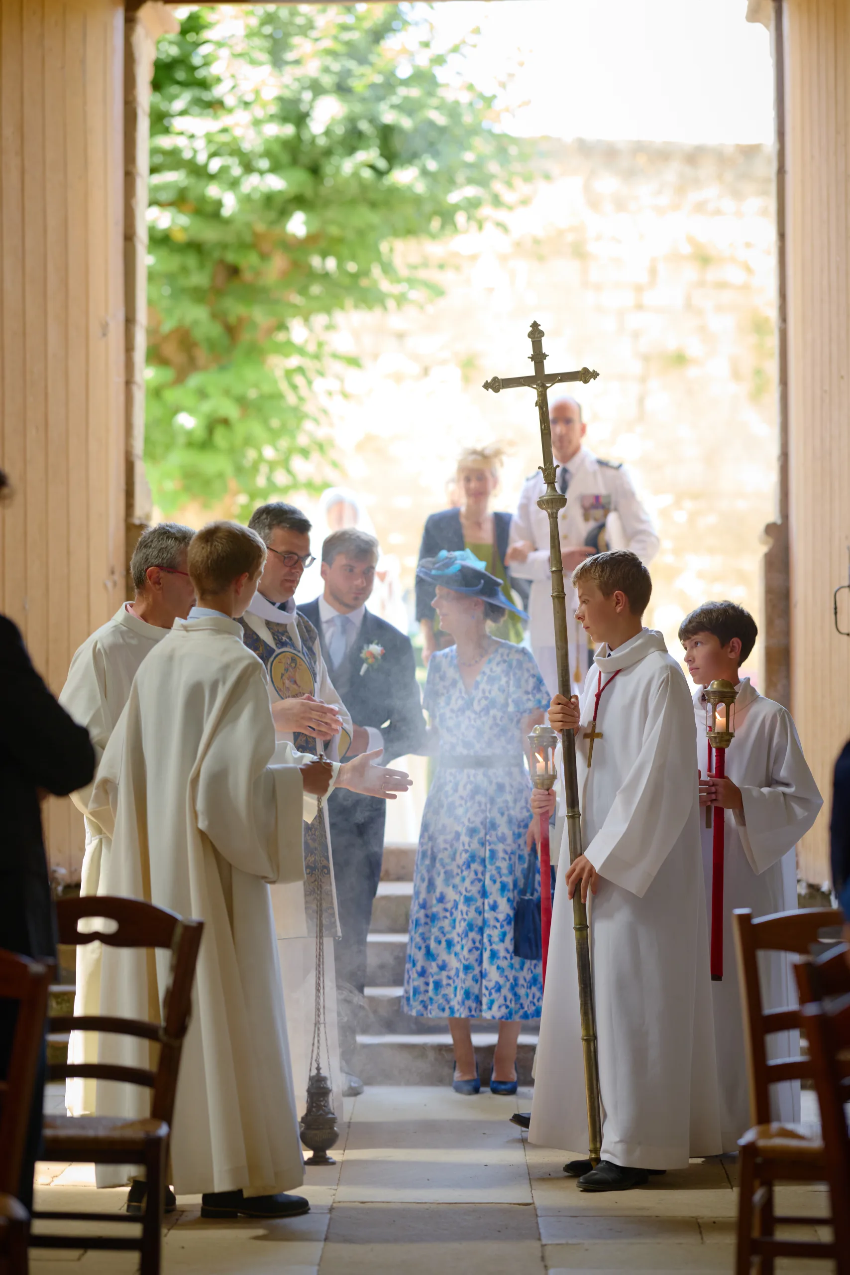 Des enfants portent une croix dans l’allée de l’église