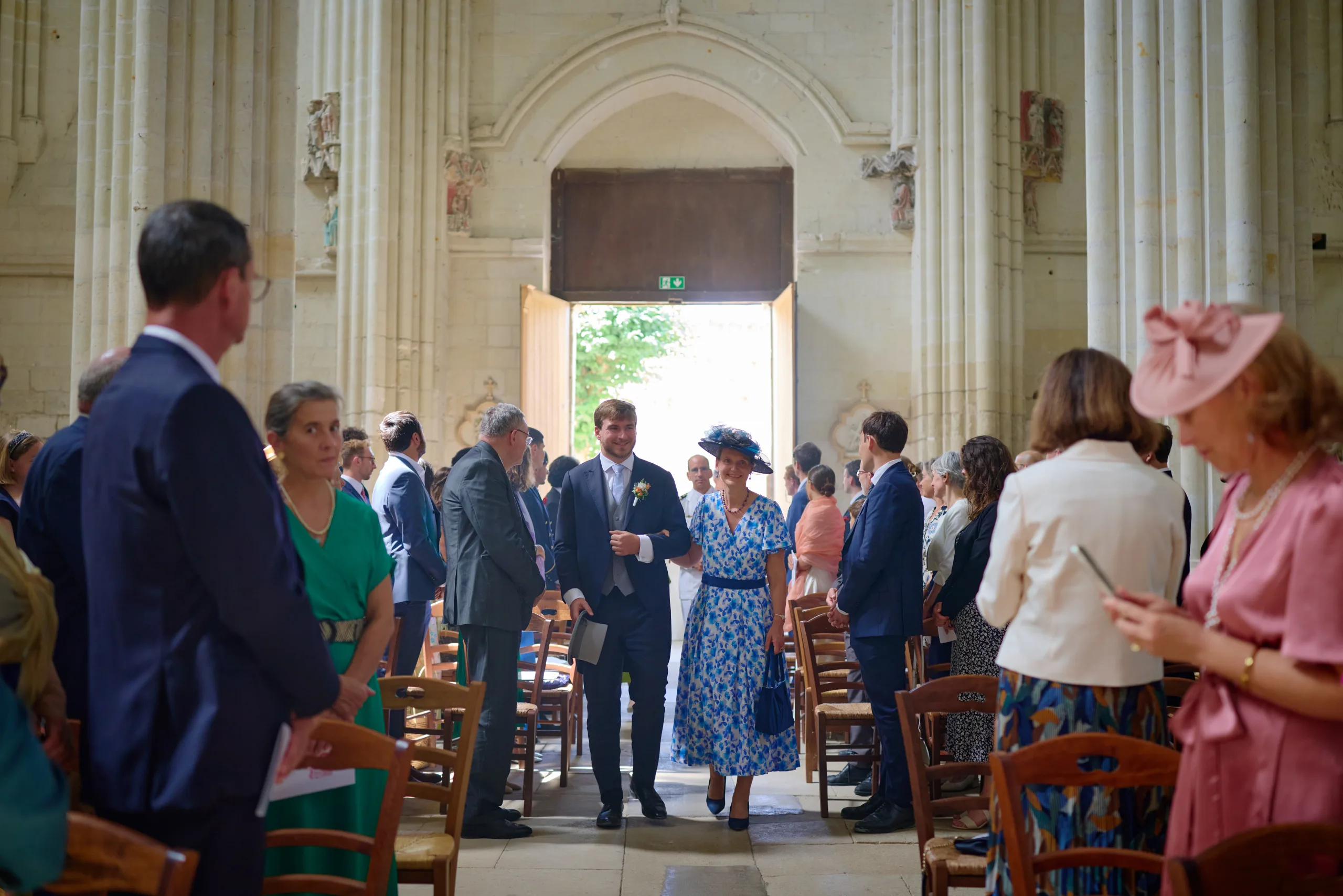 Invités réunis autour de l’entrée de l’église