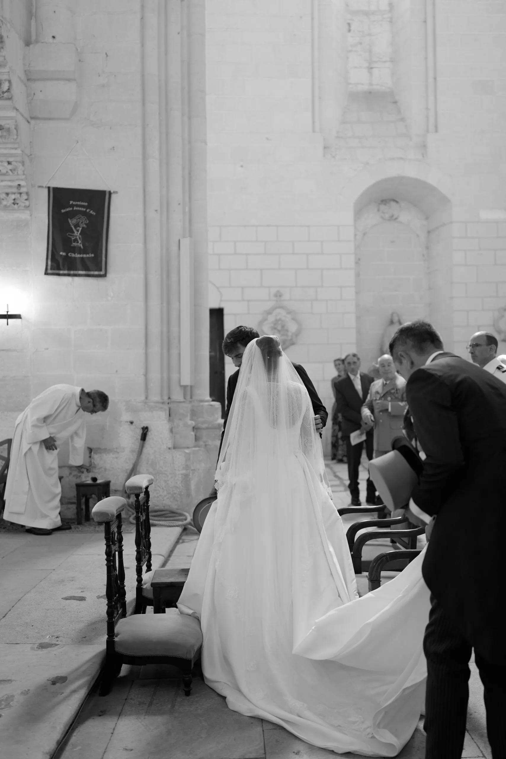 Cérémonie dans l’église, en noir et blanc